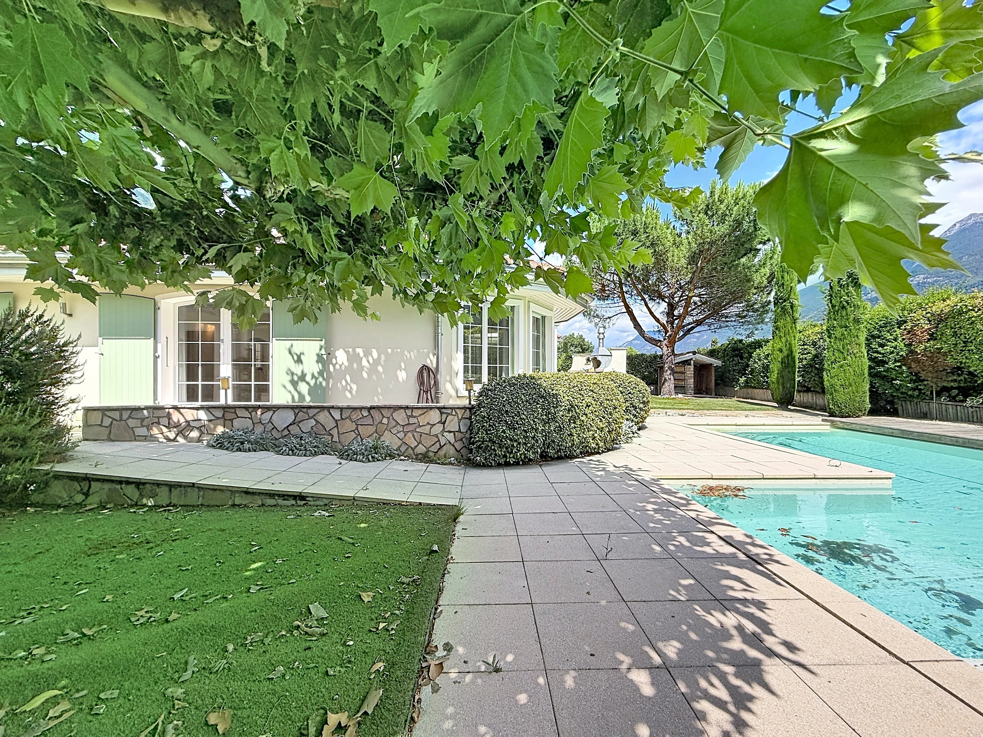 Spacieuse villa 5.5 pièces avec piscine et jardin
