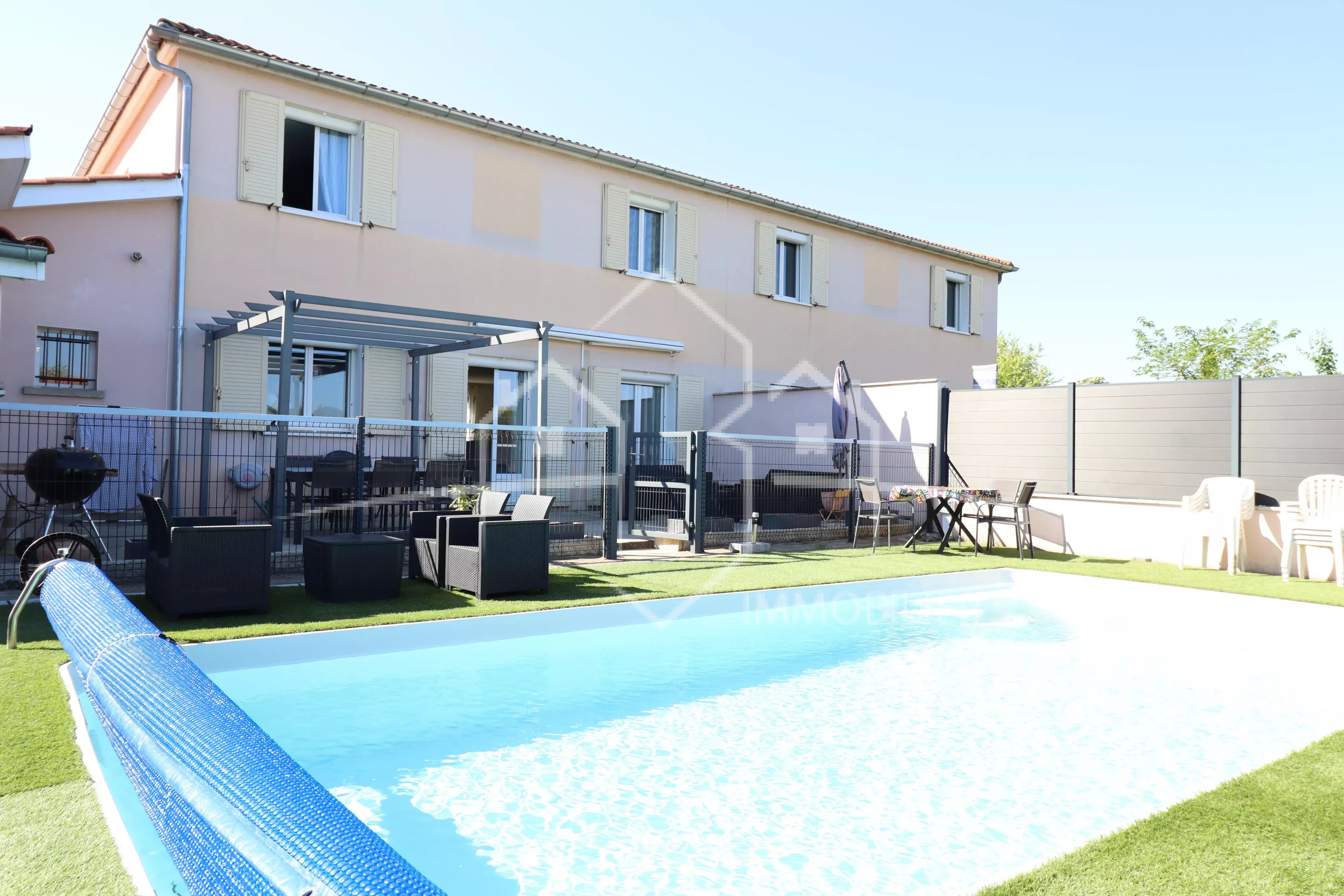 Maison familiale de 120 m² avec piscine à Saint-Maurice-l'Exil