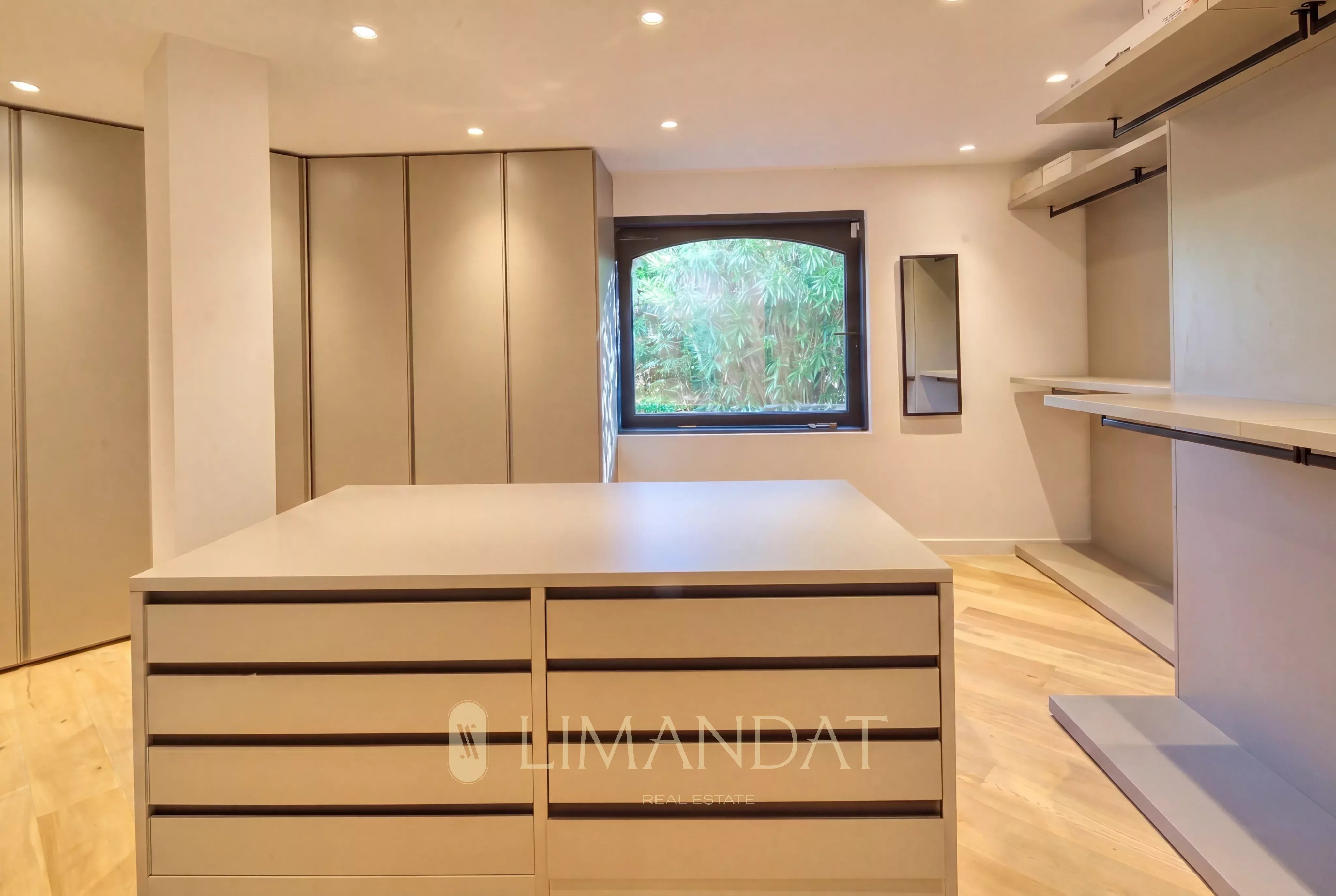 Mougins - Villa 560 m² - 6 suites - Swimming pool - Land 2200 M²