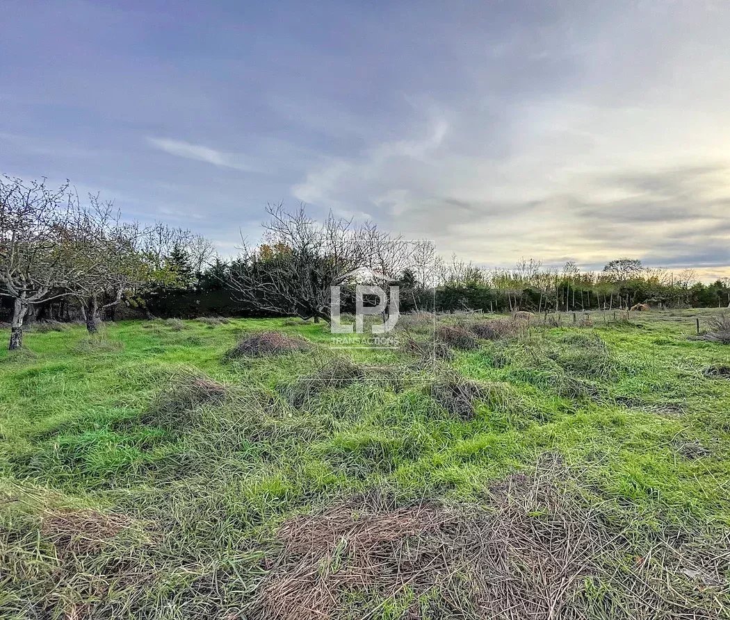 Terrain constructible plat et viabilisé de 1206 m2 dans un environnement verdoyant