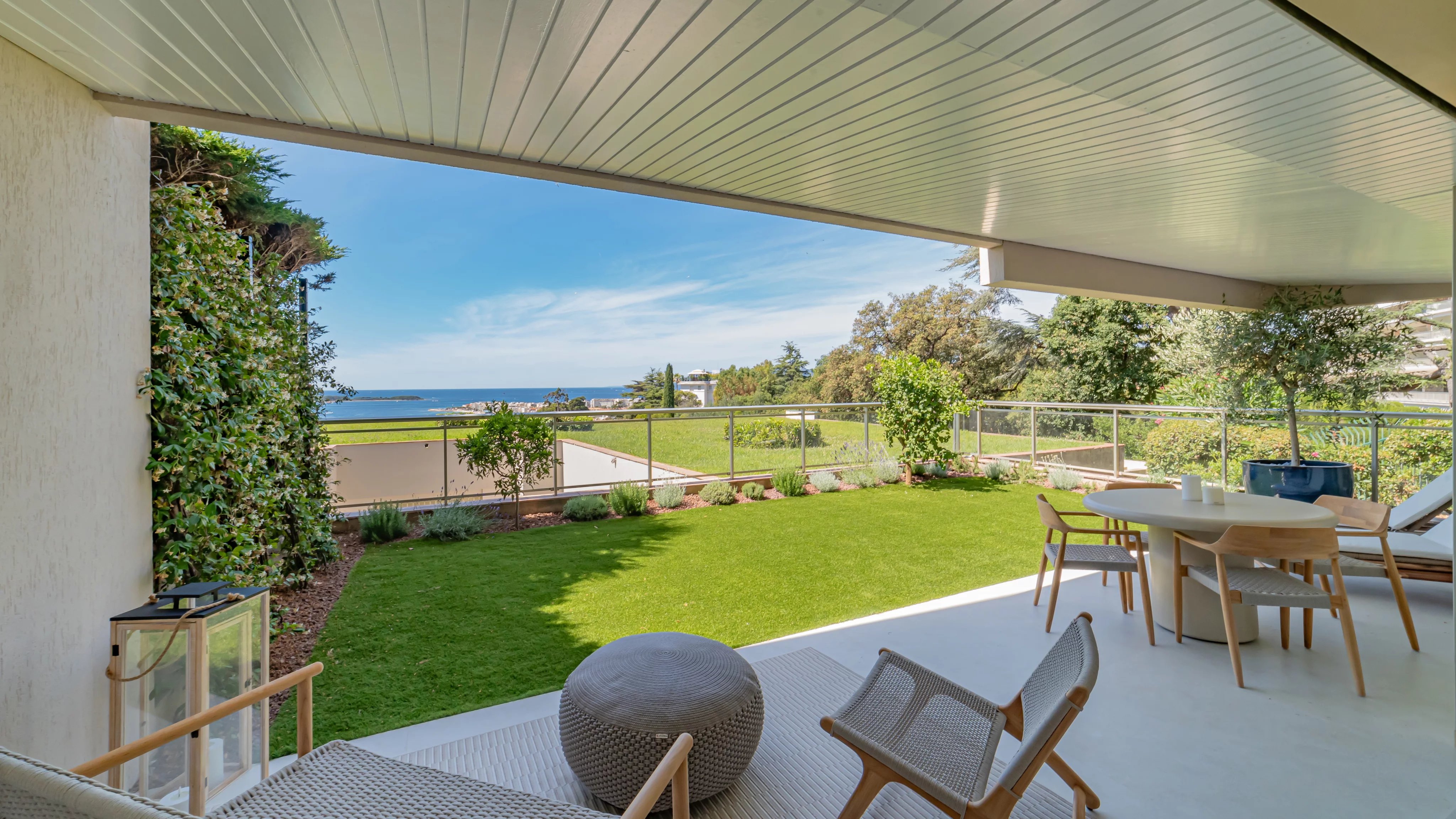 CANNES, CALIFORNIA - This magnificent apartment offers a panoramic ocean view
