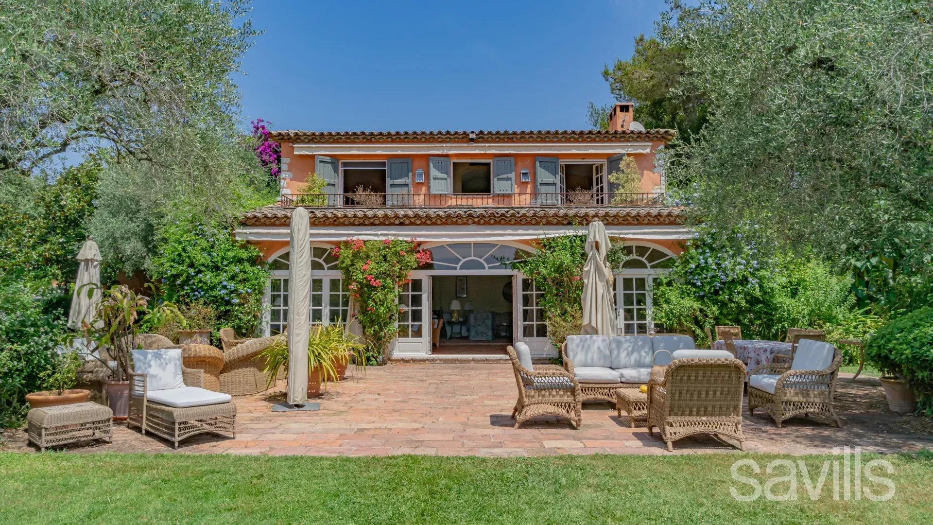 An exceptional estate set in a landscaped park with sea views