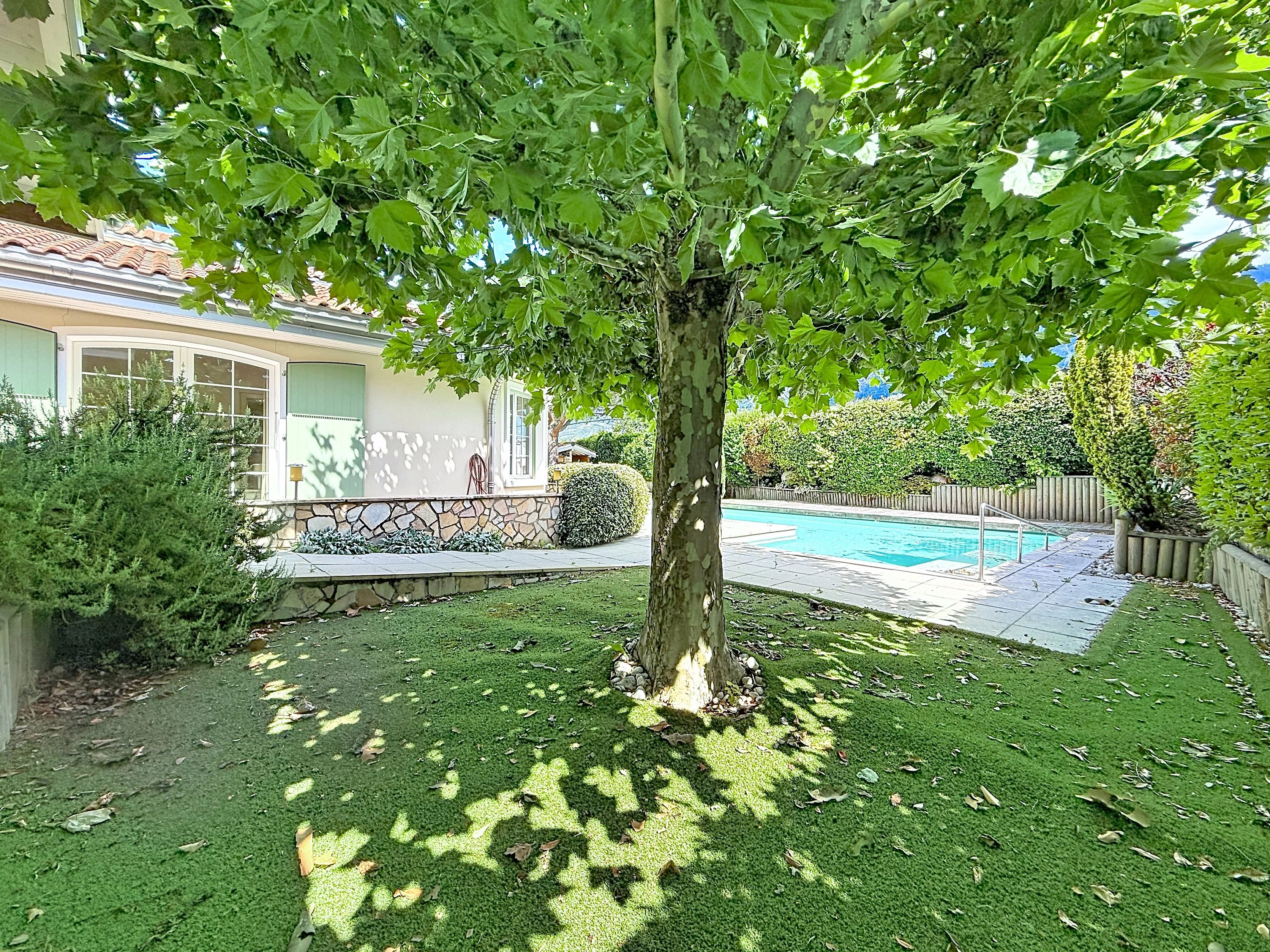Spacieuse villa 5.5 pièces avec piscine et jardin
