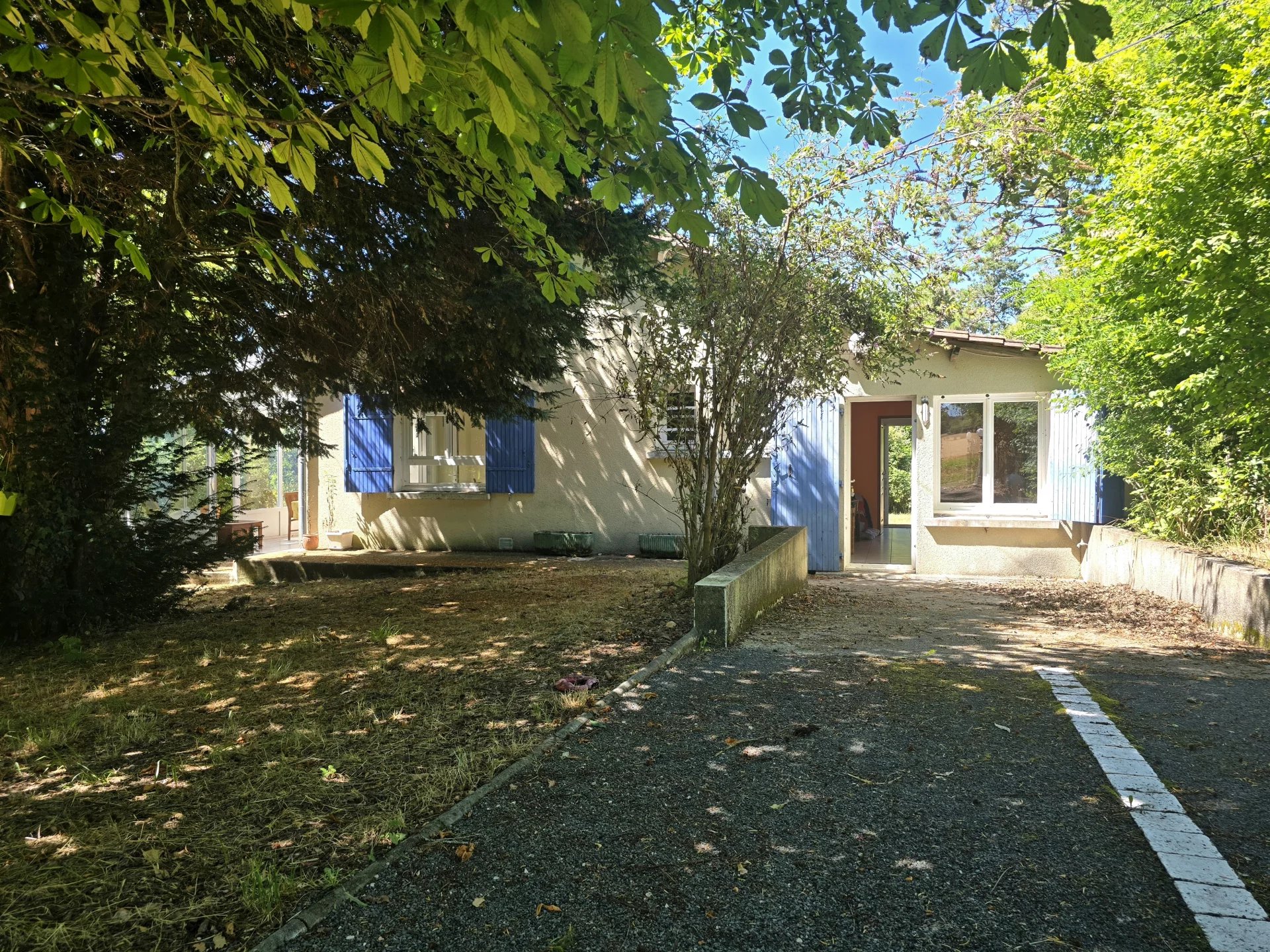 Verteillac, maison de plain pied  à l'abri des regards