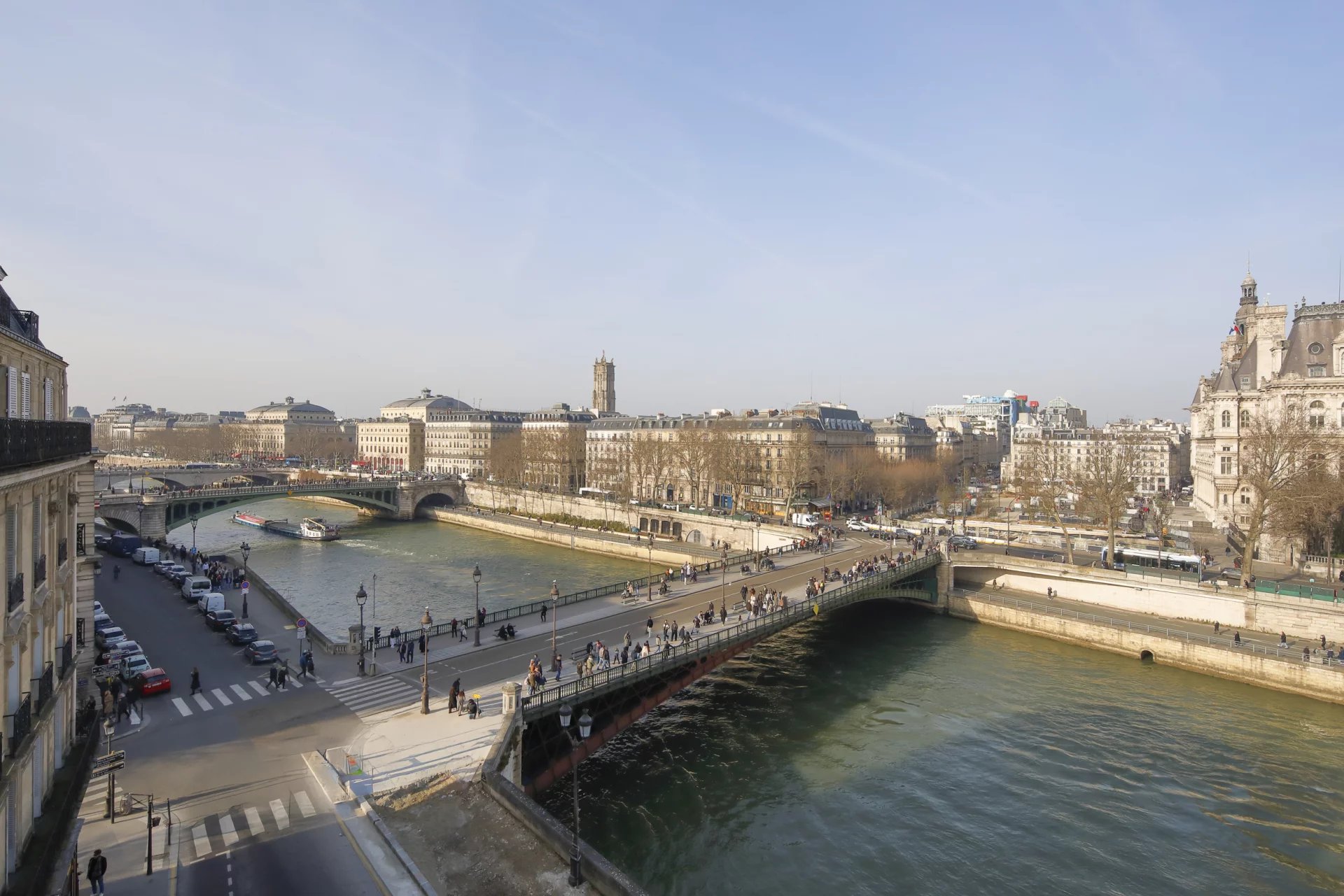 Un appartement rénové avec vue imprenable sur la Seine et Notre-Dame