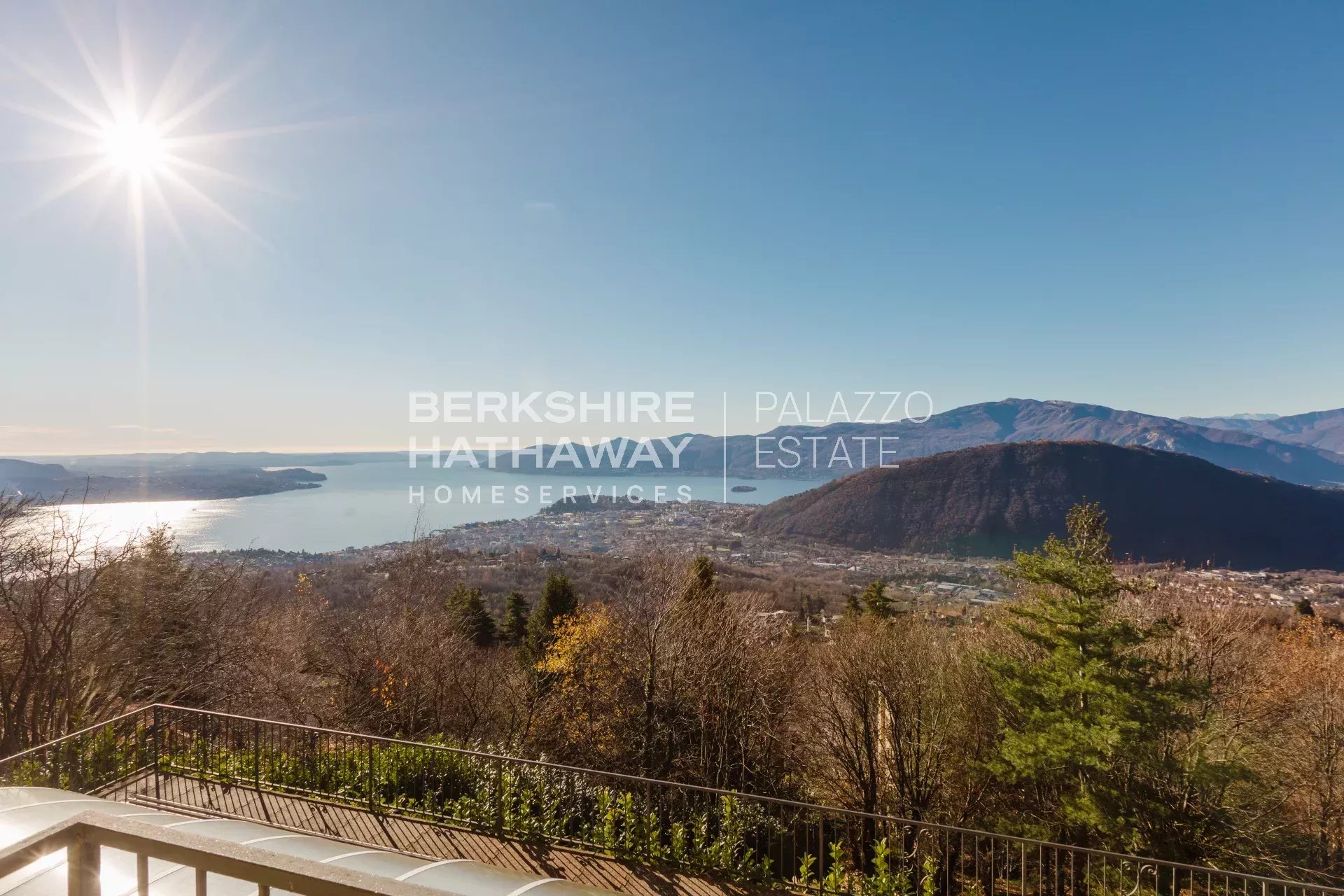 Villa moderna di lusso con vista panoramica sul Lago Maggiore e sulle Alpi