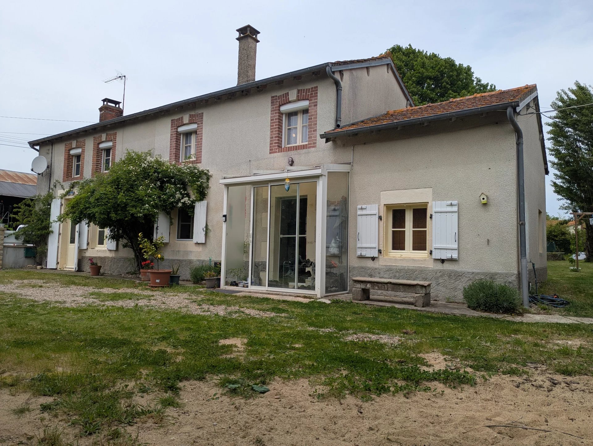 Delightful 2 bedroom character cottage 5 minutes from Montmorillon