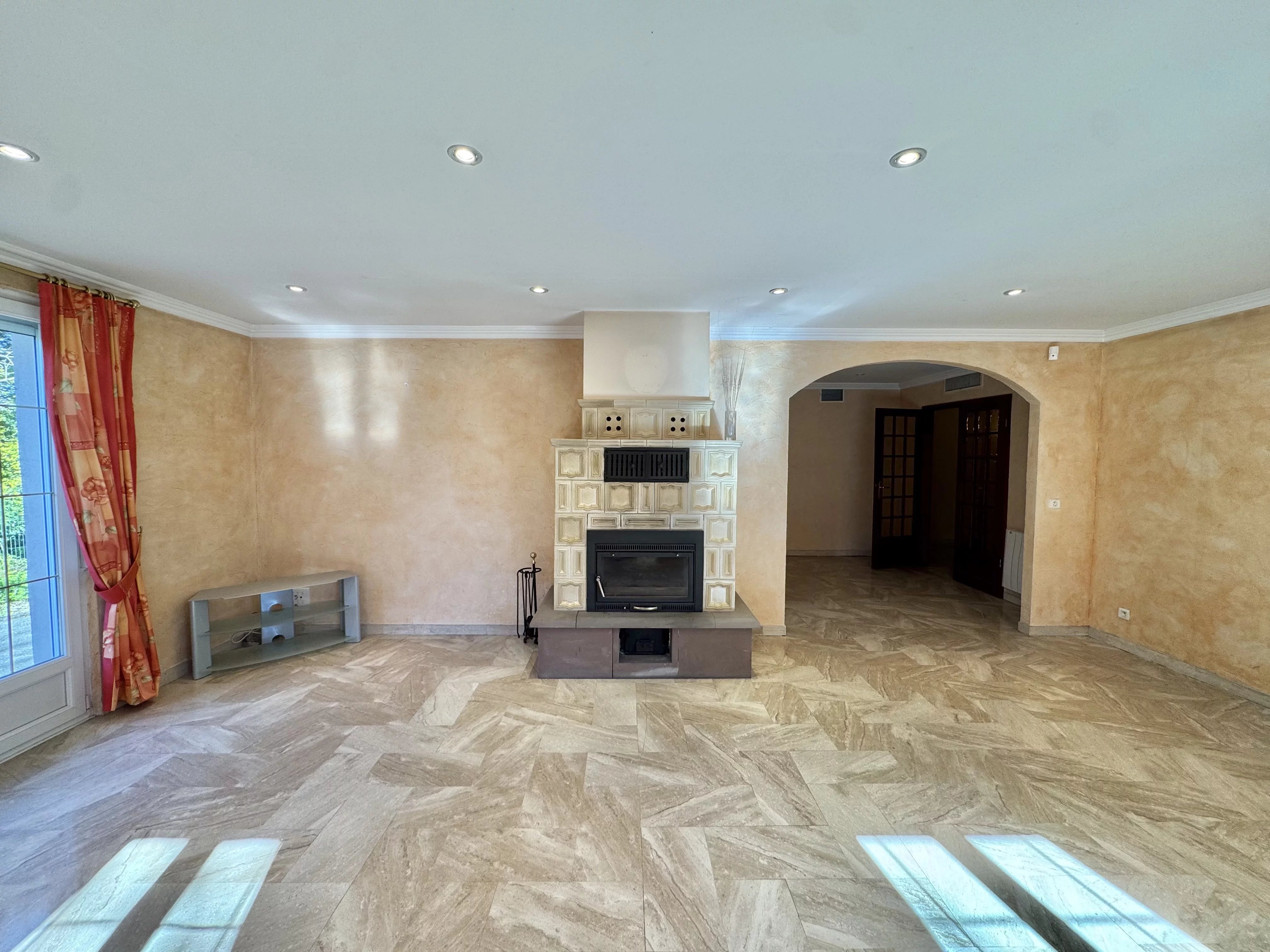MONTREUX-JEUNE - Maison plain pied avec étang et piscine — photo 10