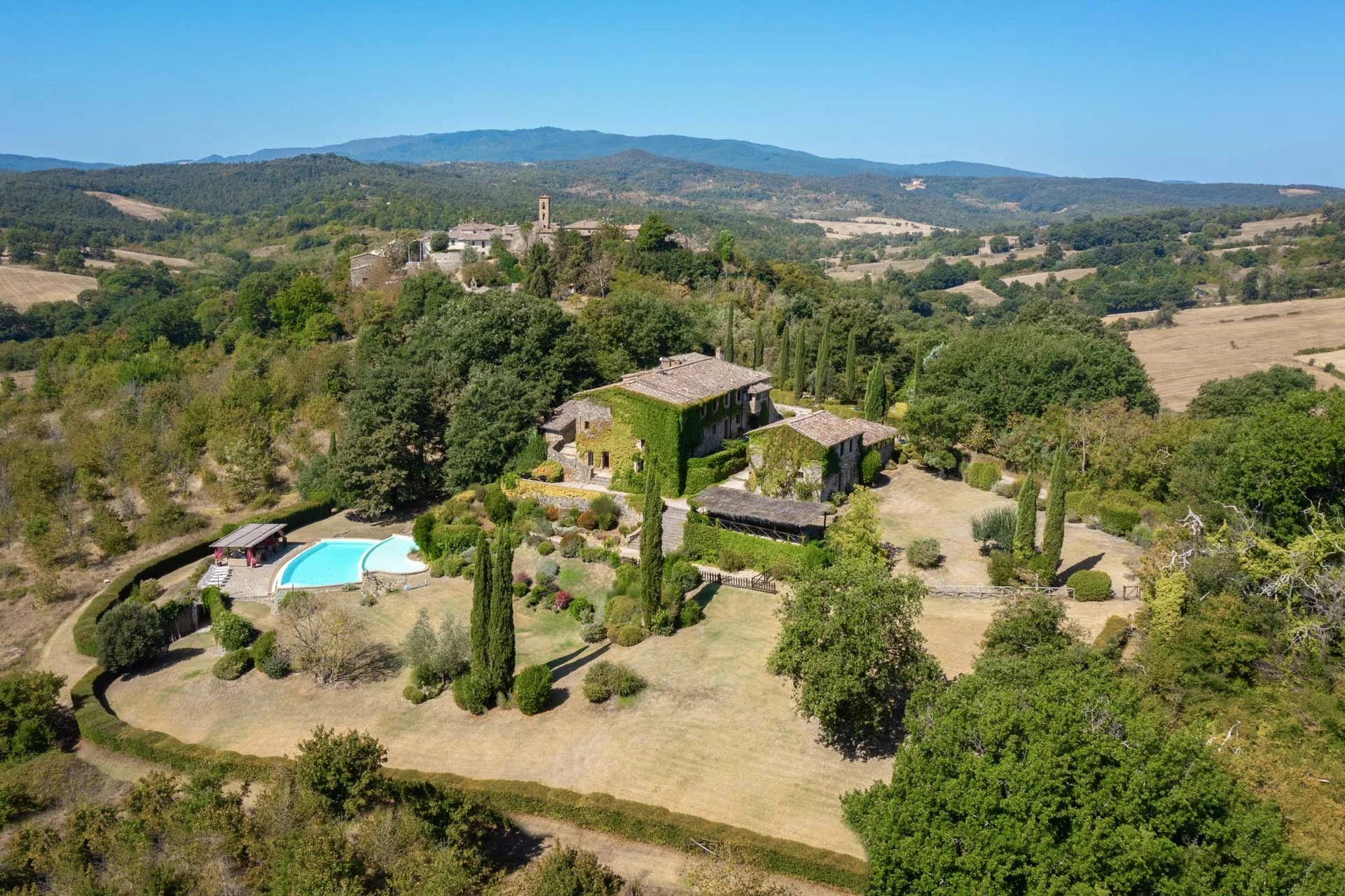 VILLA WITH SWIMMING POOL FOR SALE IN SIENA, TUSCANY
