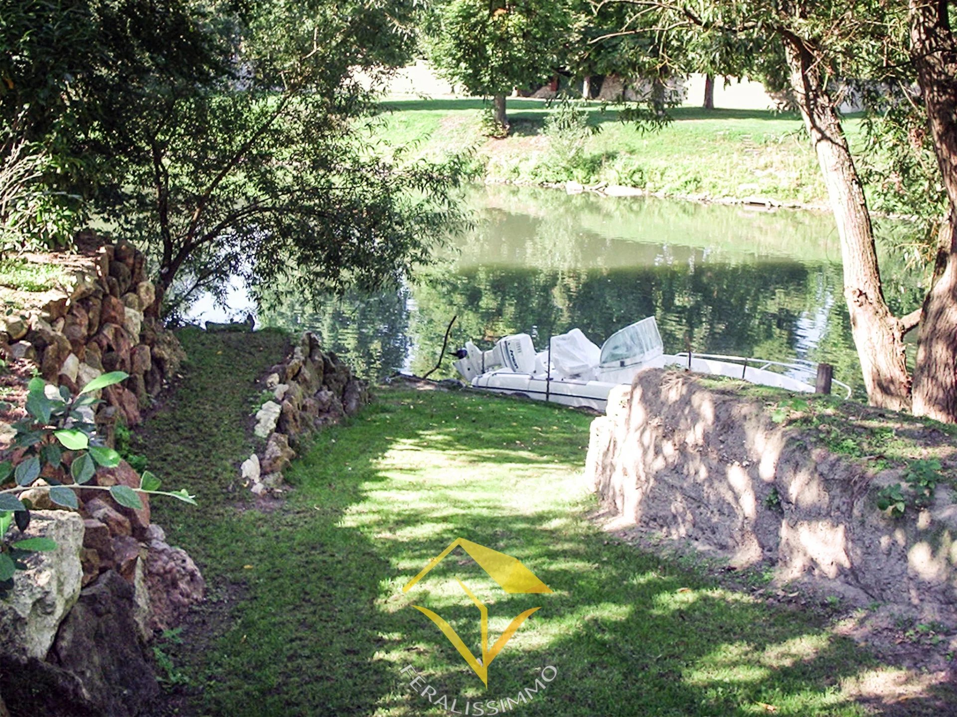 Sur une île privée accès par un pont dans un cadre enchanteu