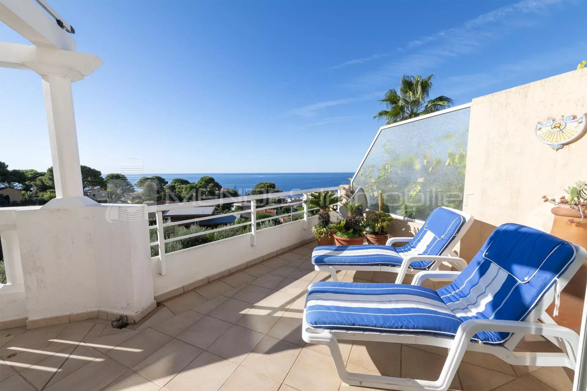 PRESTIGIOSO PALAZZO CON PISCINA  TRILOCALE CON VISTA MARE A CAP D'AIL