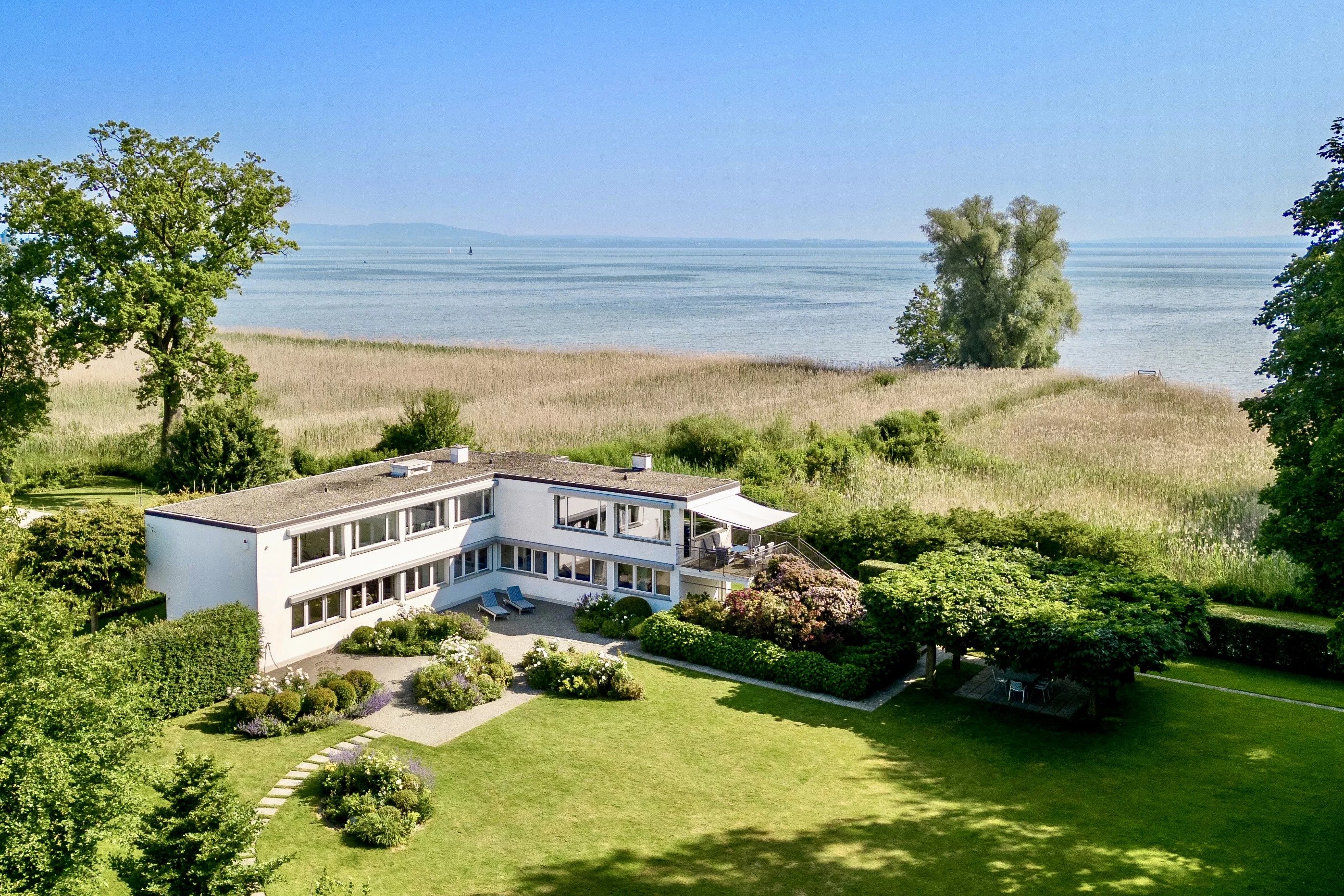 «Villa on the Lake»: exquisite Bauhaus  gem in a stunning location
