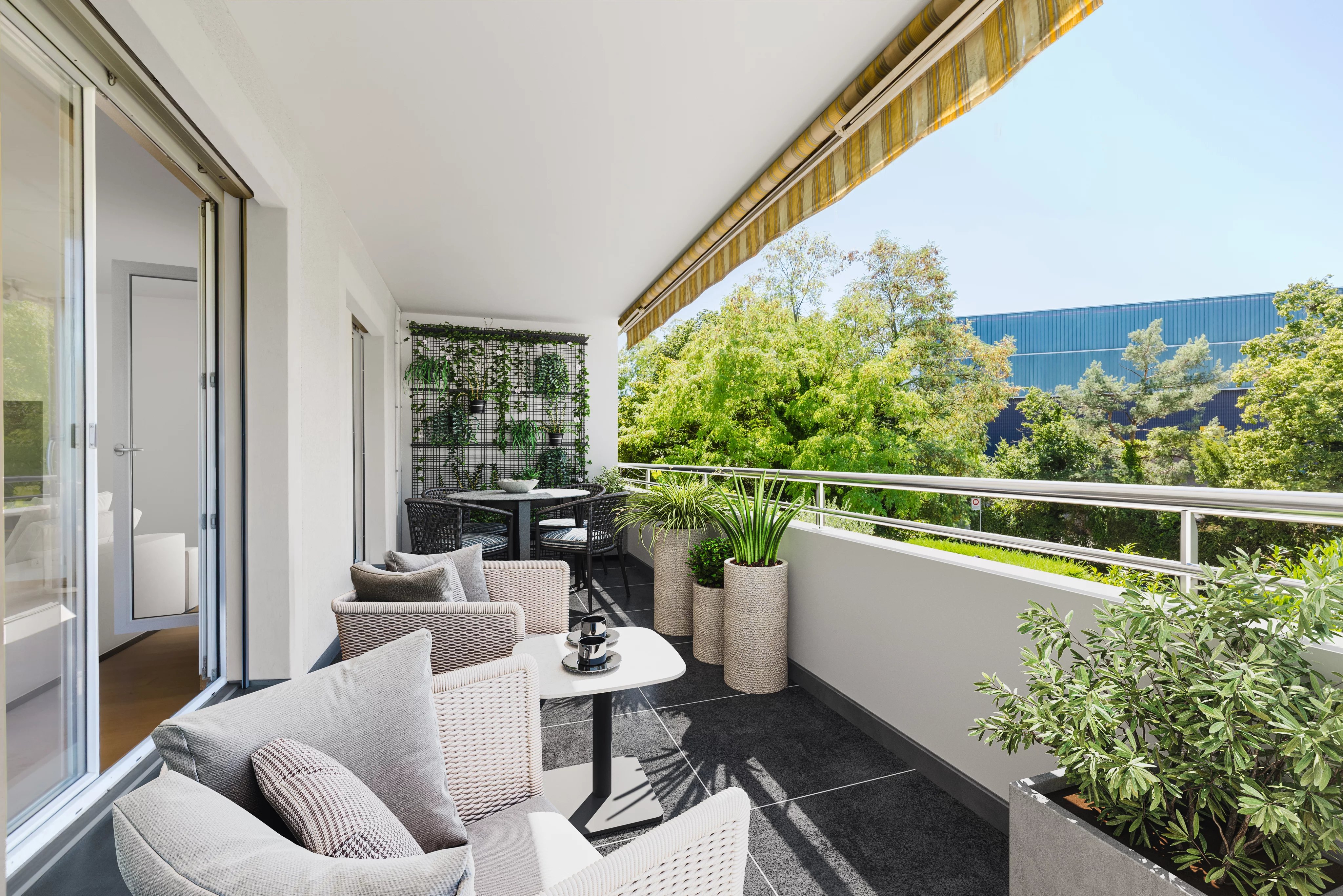Appartement lumineux avec vaste pièce de vie, balcon et deux parkings
