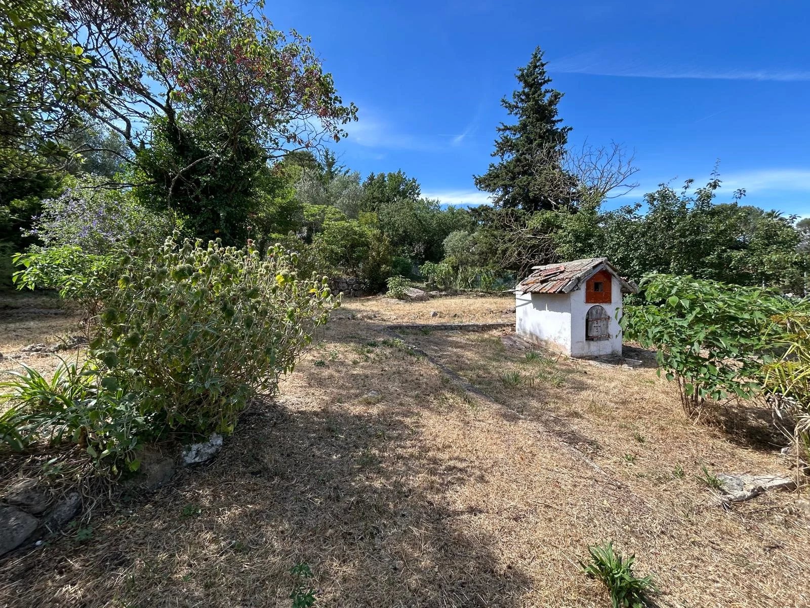 Plot with approved building permit within walking distance of the village of Valbonne. 13
