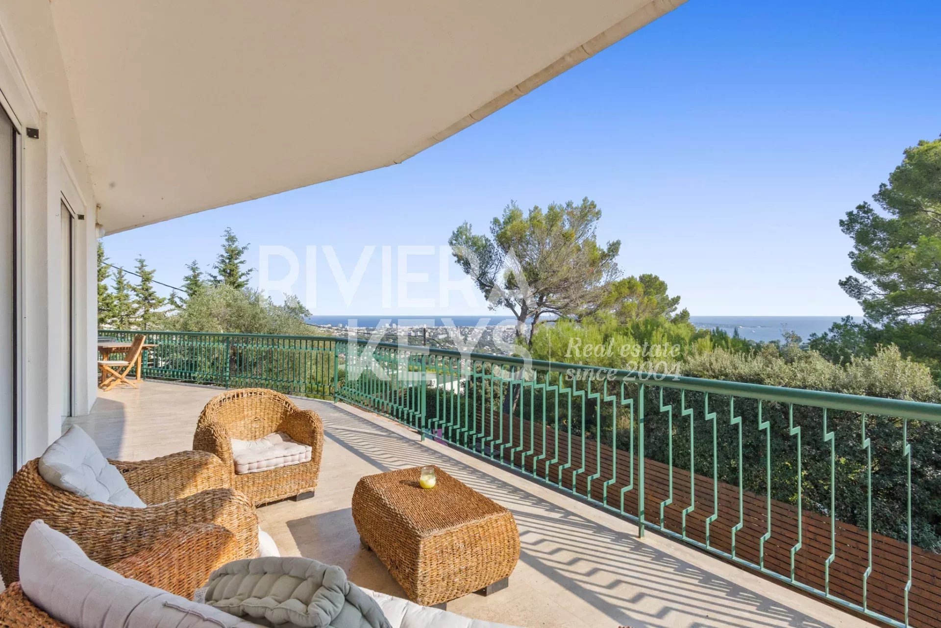 GOLFE-JUAN: Exklusiv 5-rumsvilla med panoramautsikt över havet och pool