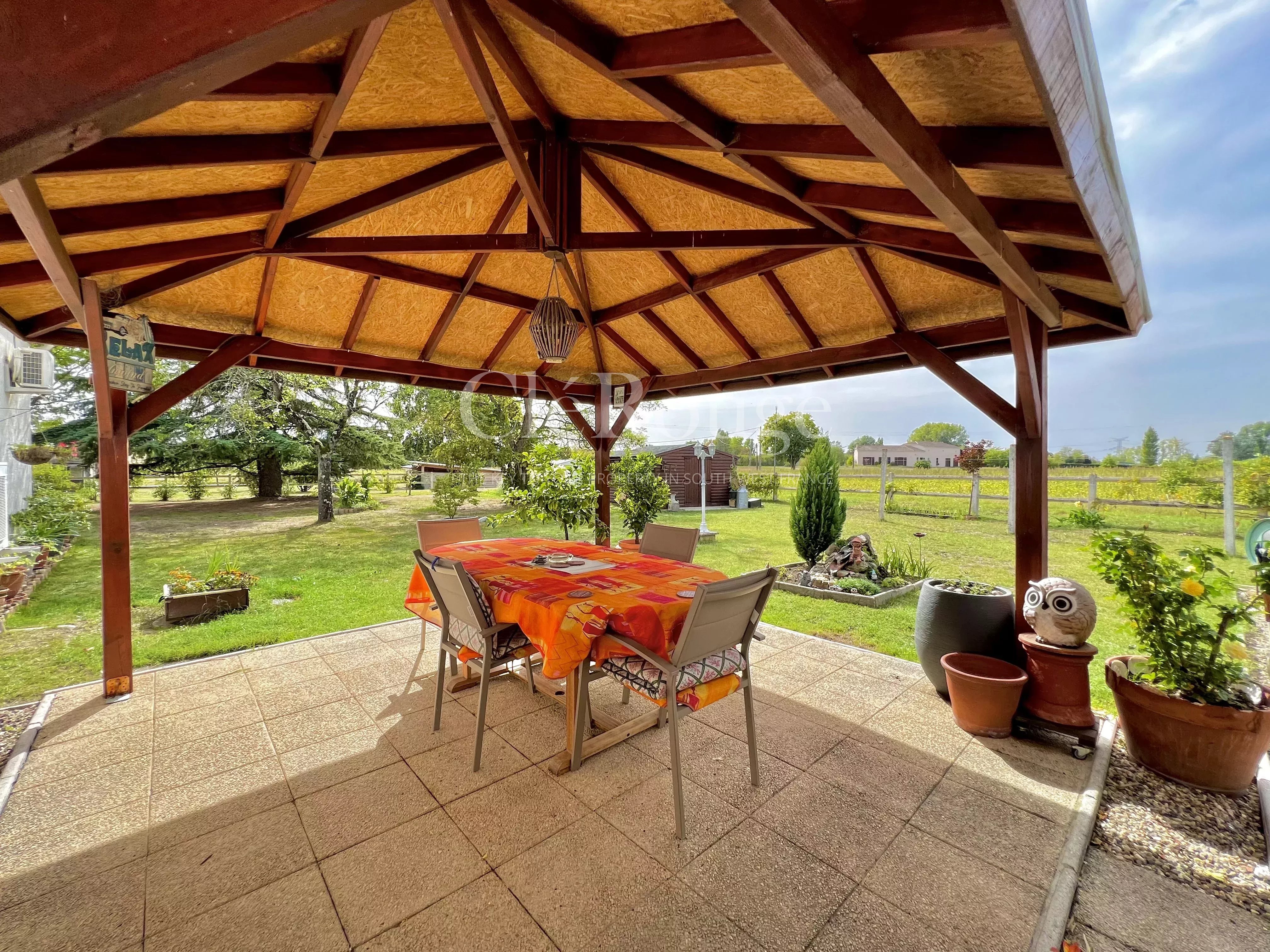 Proche de Duras - Maison de plain-pied avec 3 chambres et un jardin d'environ 2160m².