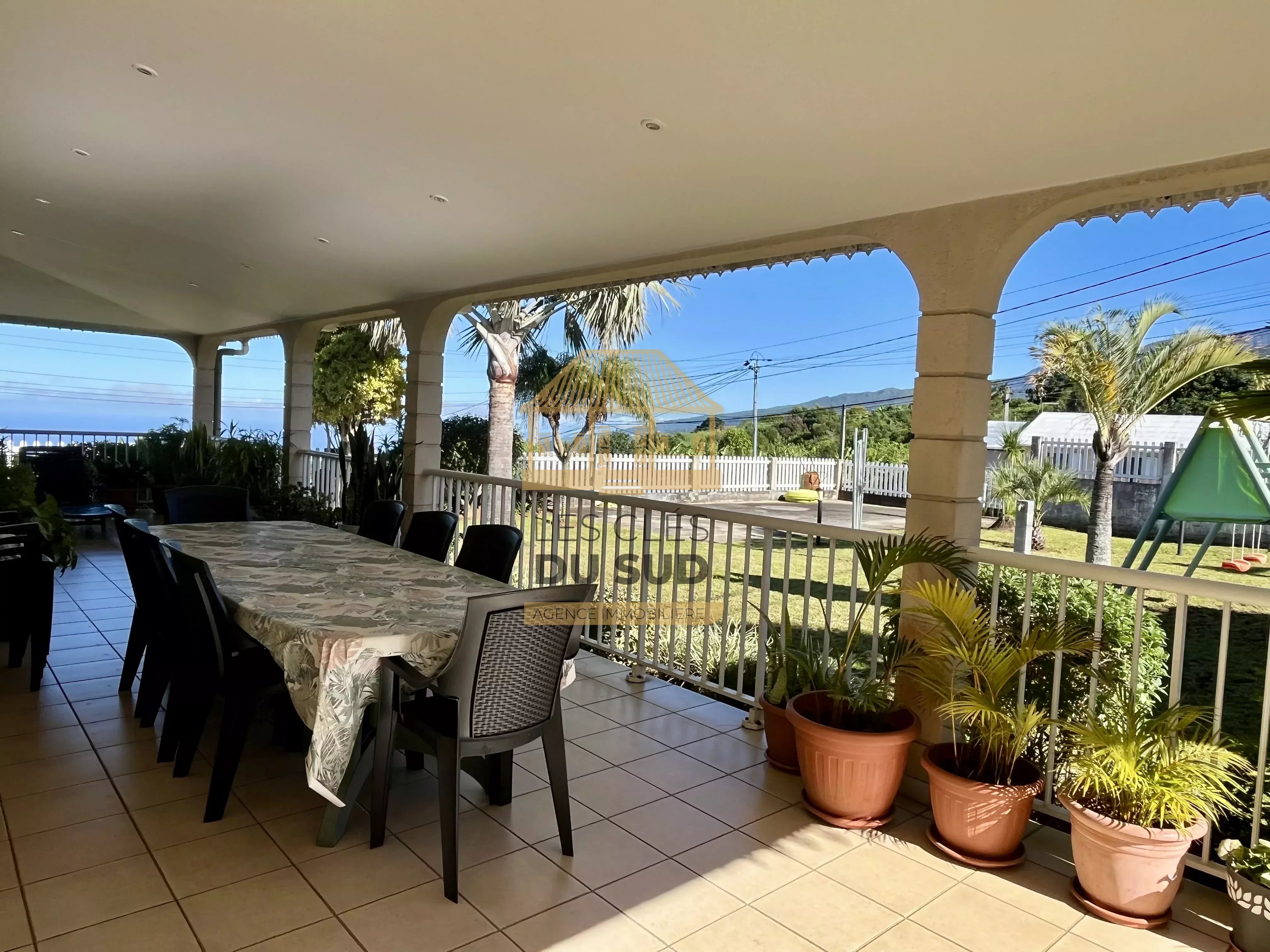 Villa familiale T5/6 spacieuse avec grand jardin plat et vue dégagée au Tampon – Pont d’Yves 97430