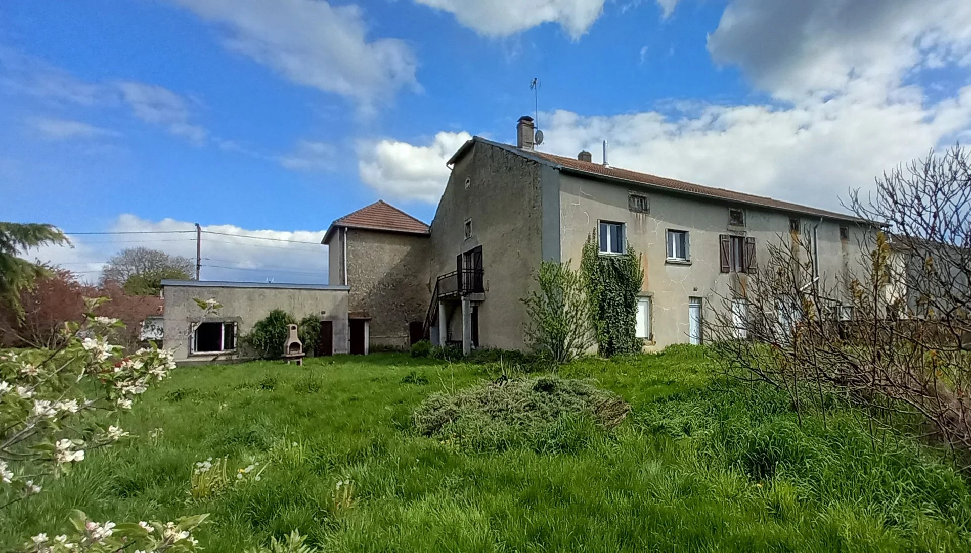 Ferme vosgienne avec granges et terrain à vendre