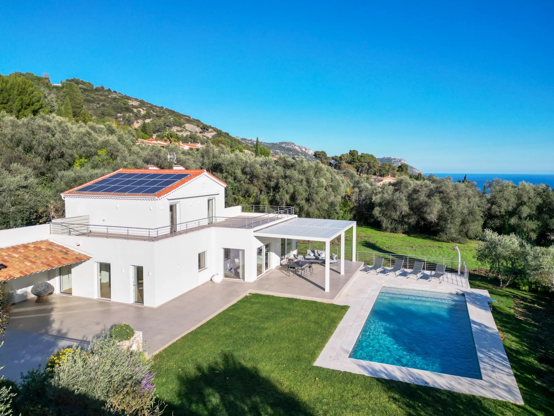 VILLEFRANCHE-SUR-MER - RENOVATED VILLA WITH SWIMMING POOL AND TERRACES - ABSOLUTE QUIET