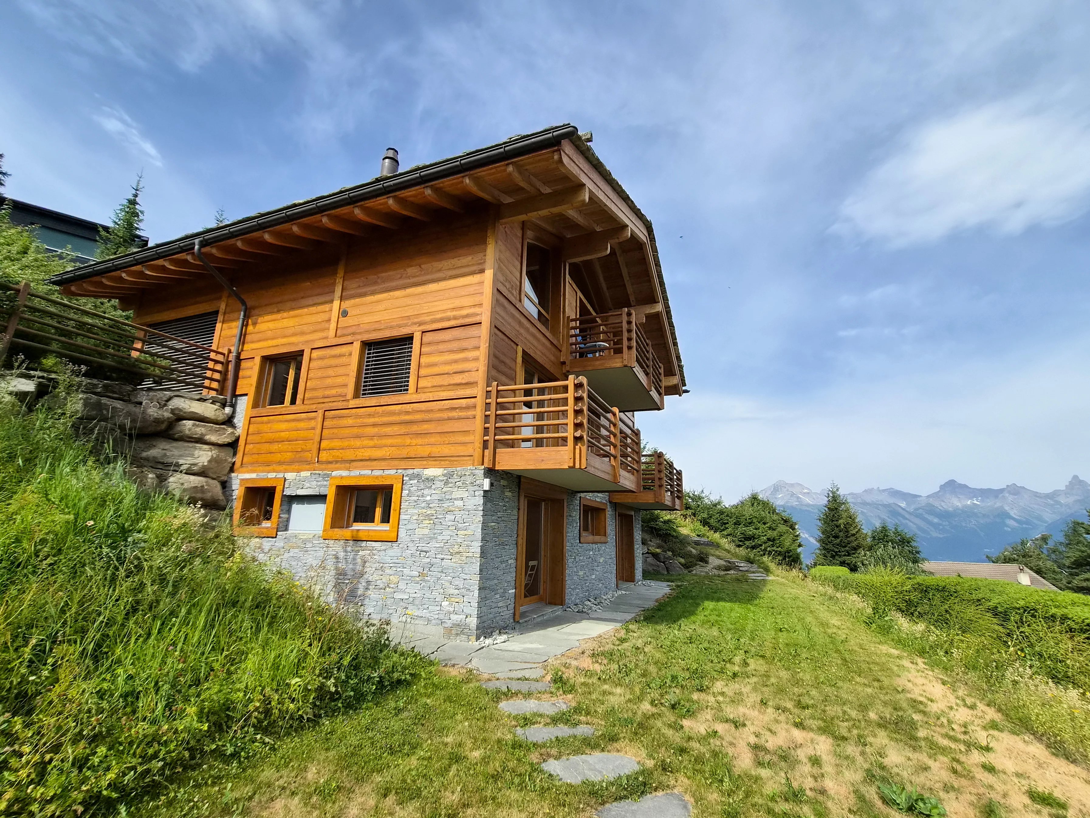 Chalet d'exception au bord du bisse et proche des pistes de skis, à Nendaz !