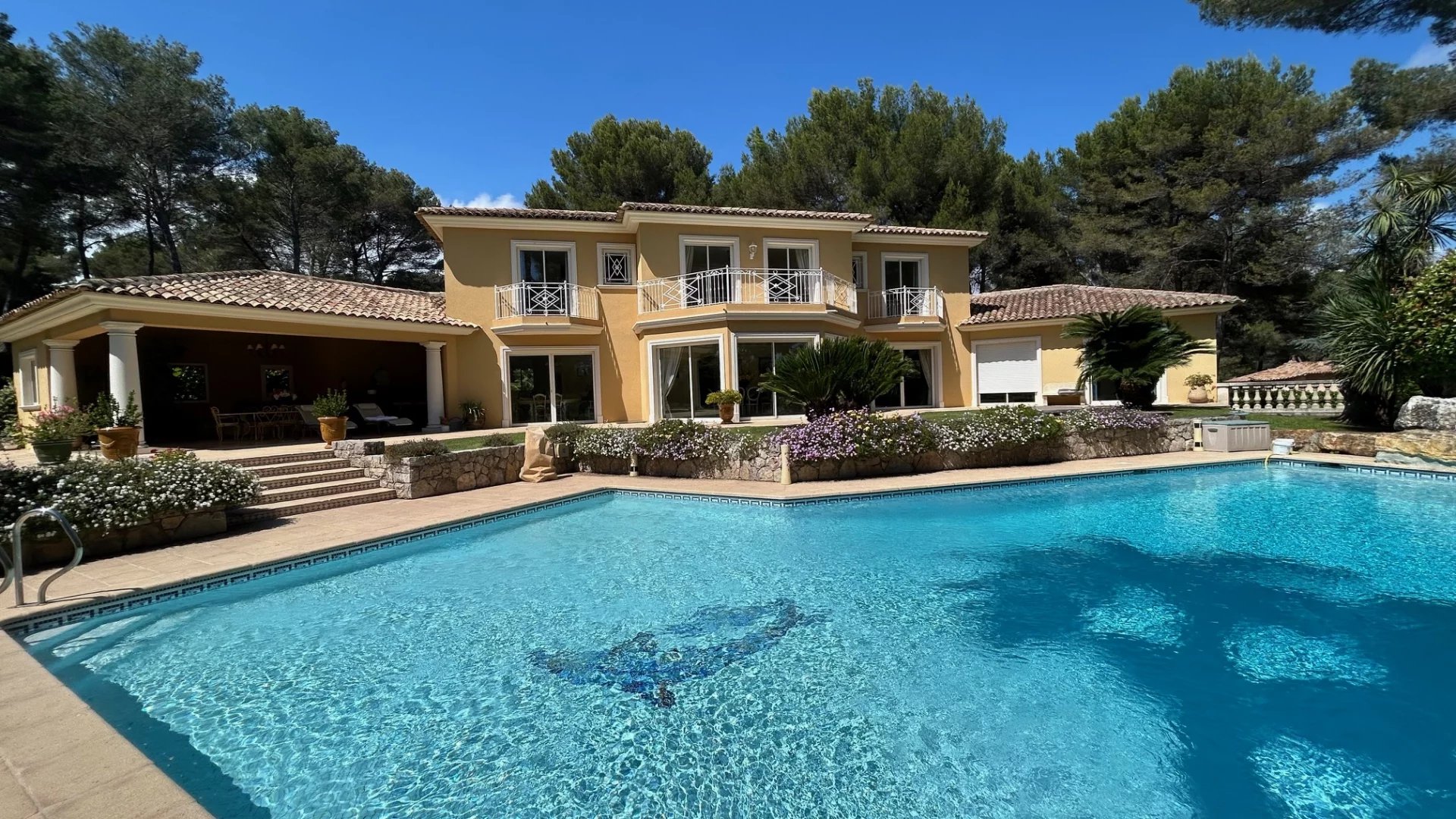 A vendre à Mougins Magnifique Propriété de 430 m² sur un Terrain de 5 500 m2