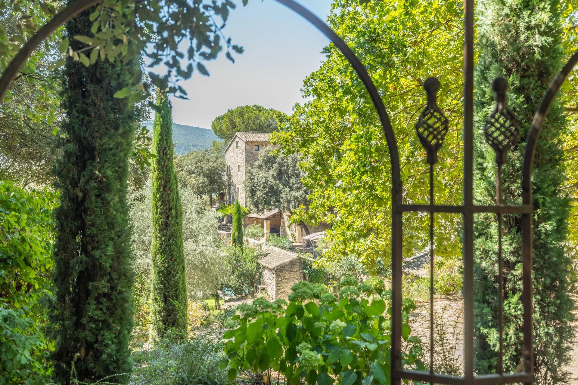 Exclusivité - Propriété unique au cœur du Luberon avec vues exceptionnelles