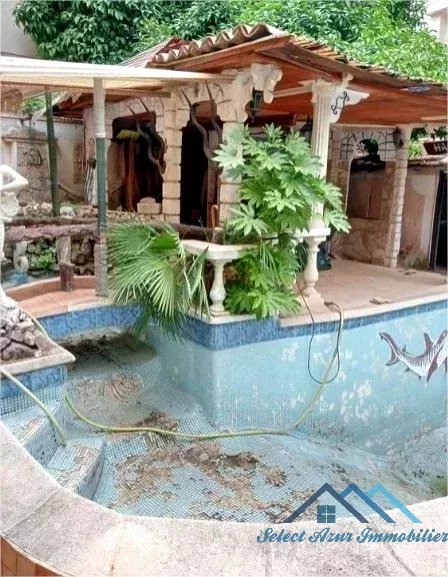 Duplex entièrement à rénover  dans maison nicoiseà Nice