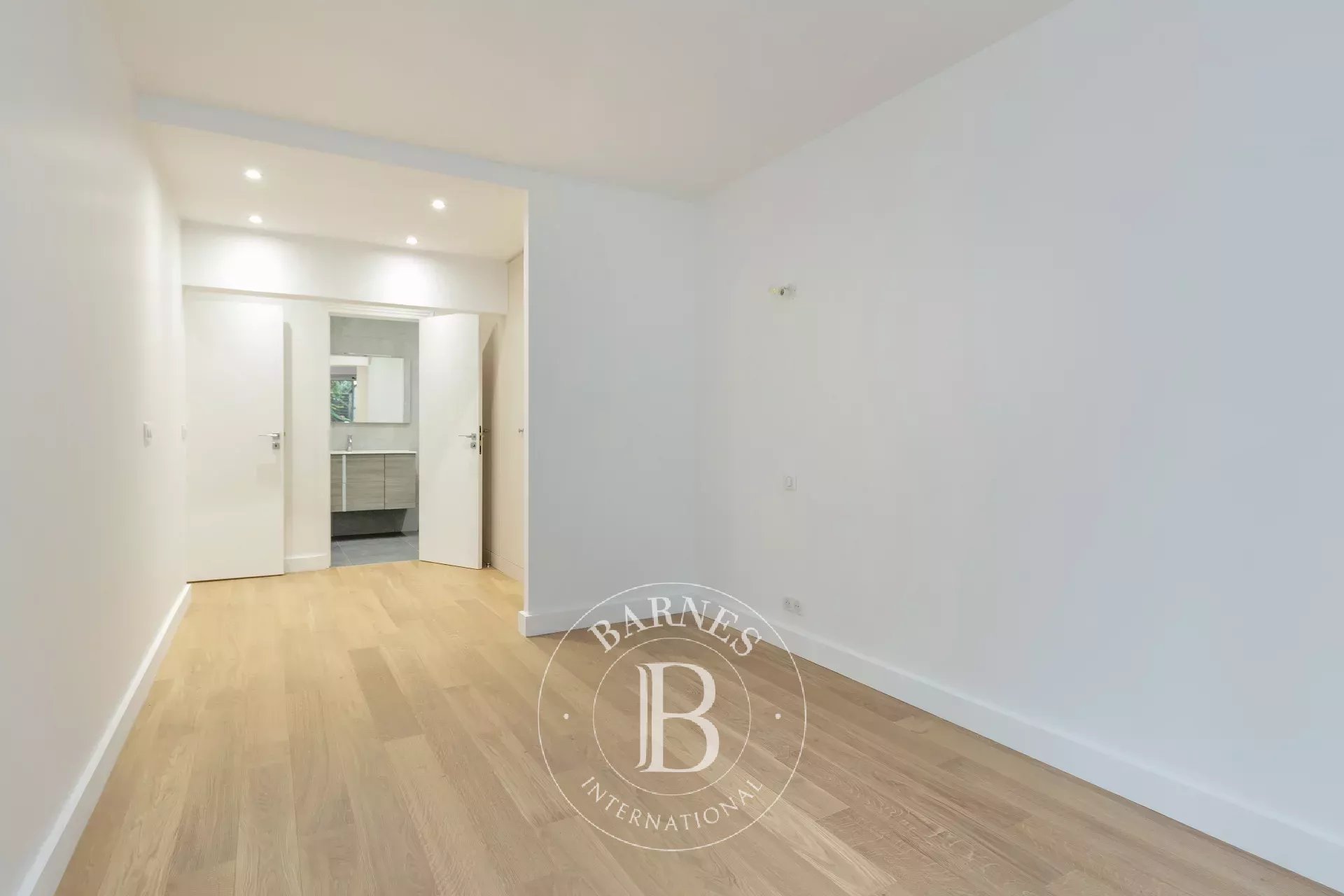 Neuilly - Inkermann - Garden Level - 3 Bedroom Dual-Aspect Apartment - picture 14