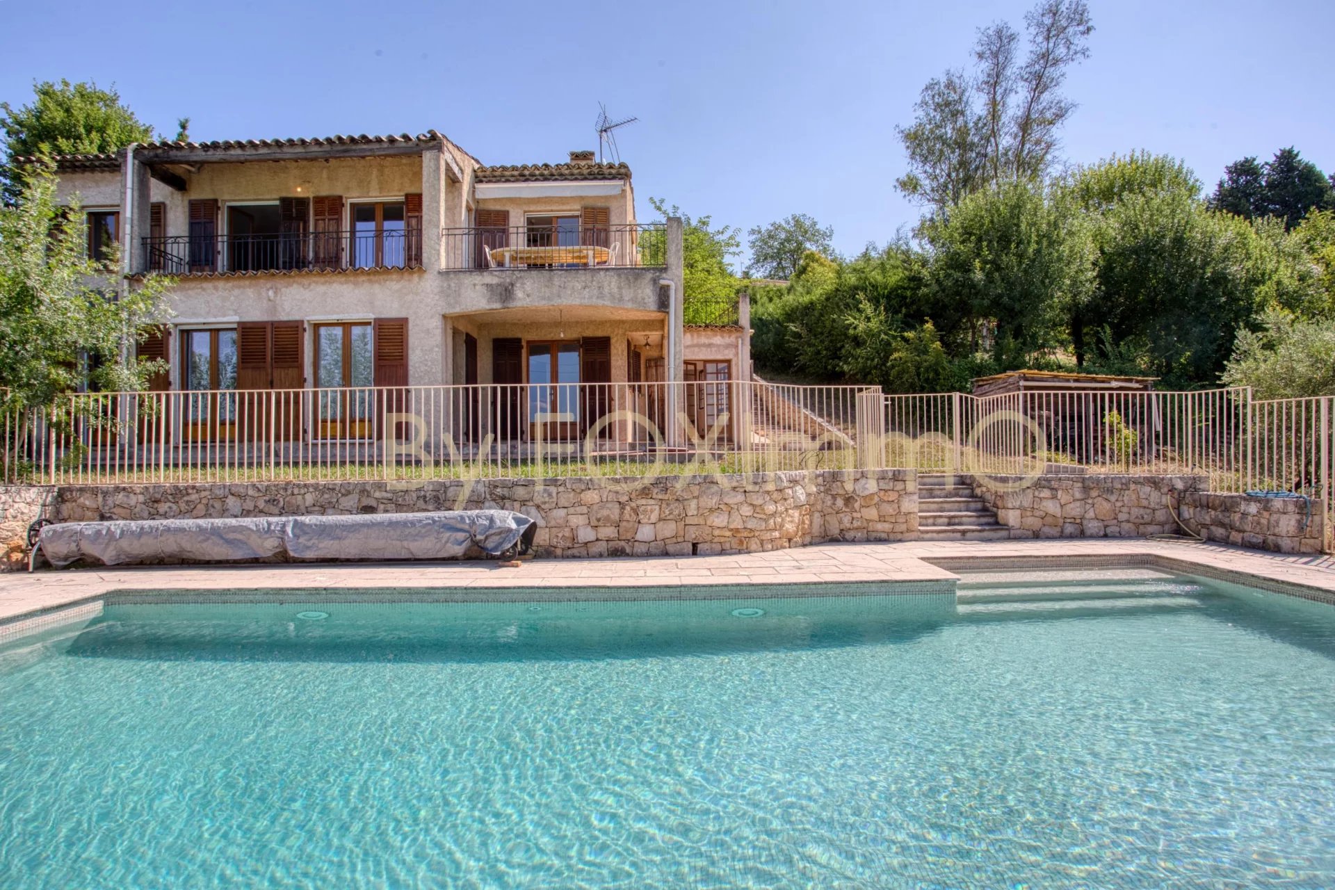 VENDITA In Costa Azzurra, Saint Paul de Vence, villa dominante, vista libera sul mare e sulle montagne, giardino pianeggiante, piscina
