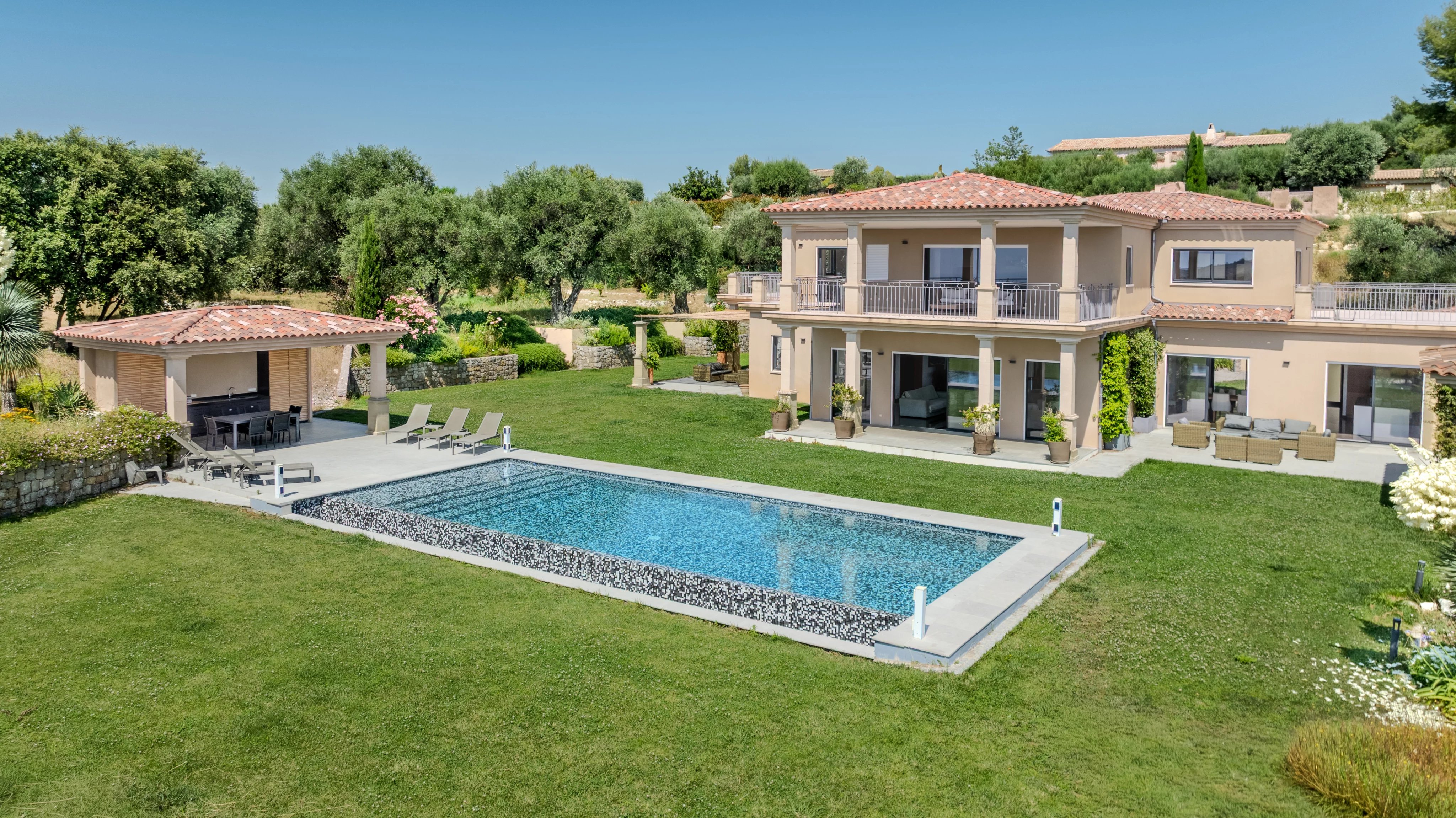 Roquefort-les-Pins - Contemporary villa with large sea views
