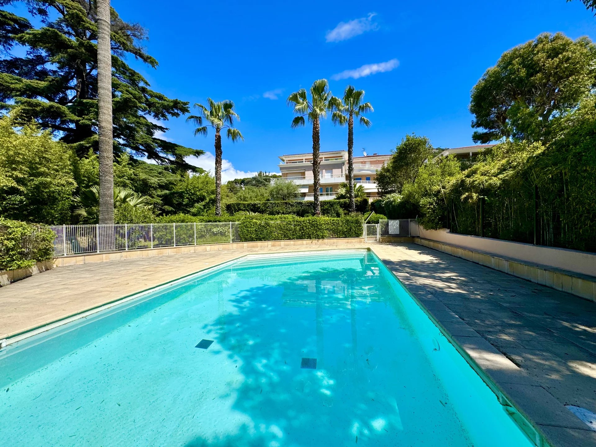 Cannes sale 2 rooms in standing residence