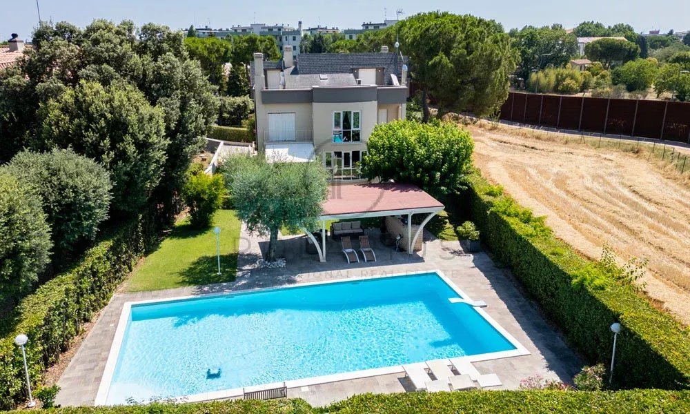 Superbe Villa Familiale Avec Architecture Moderne à Fano