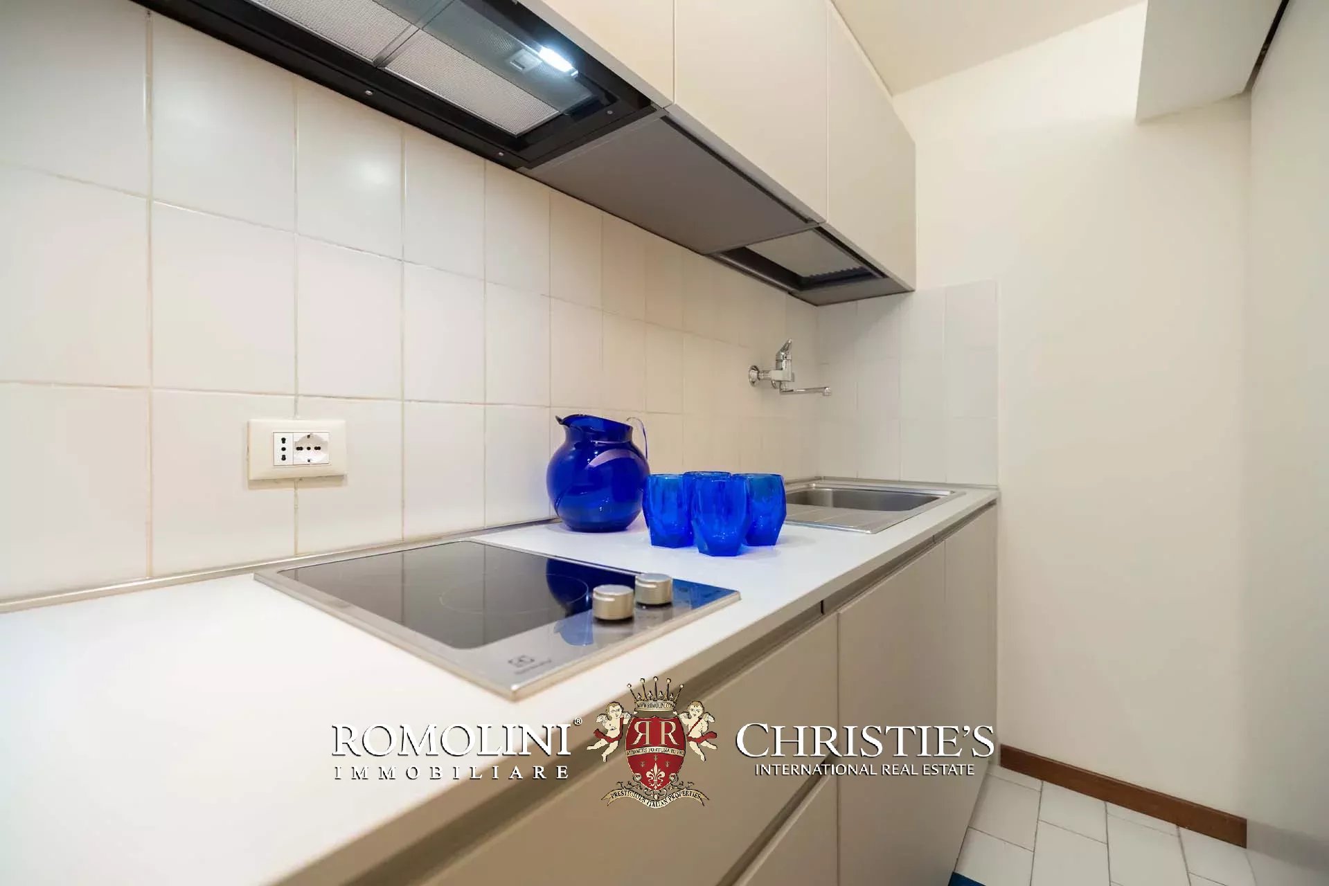 PRACHTVOLLER RESTAURIERTER PALAZZO MIT BLICK AUF DAS HISTORISCHE ZENTRUM VON FLORENZ ZU VERKAUFEN