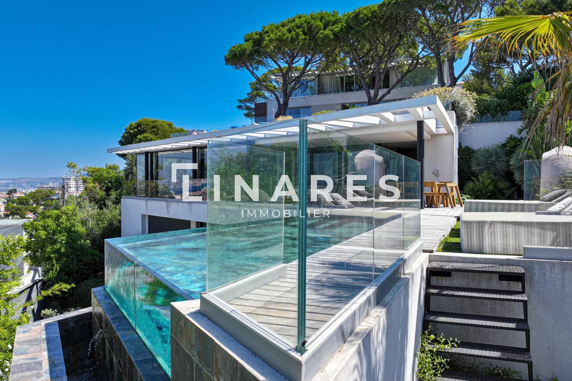 LATOGU - Villa T5 de 305m2 - Vue exceptionnelle sur mer - Terrasse  75m2- Terrain 686m2 - 13007
