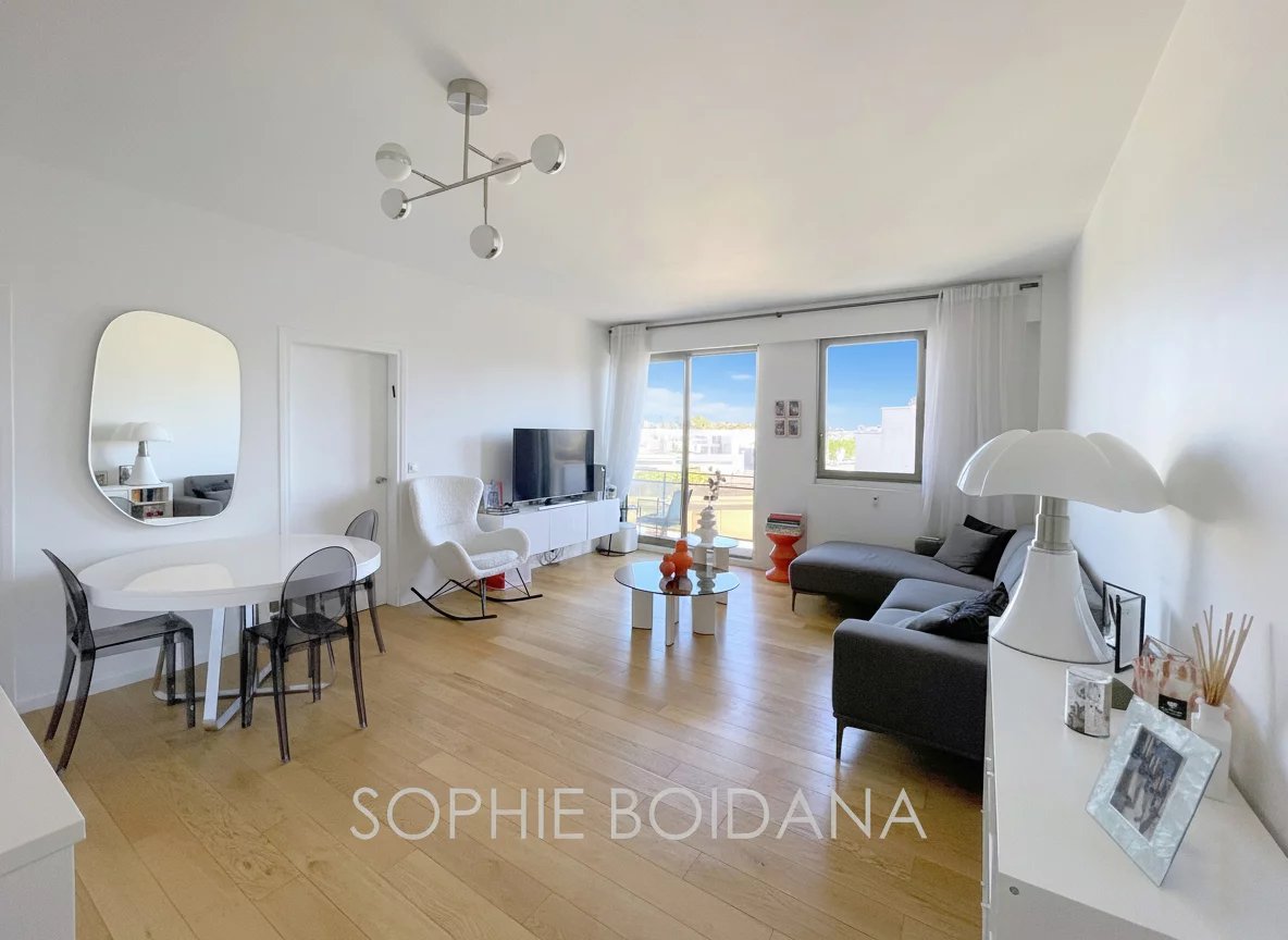 Paris 8ème - Monceau  Courcelles - 72m² -  3 pièces  + balcon - 1 chambre + 1 bureau - 6ème étage