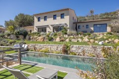 Tourrettes-sur-Loup: Modern Provençal property with panoramic views of the sea and the hills — photo 1 of 7
