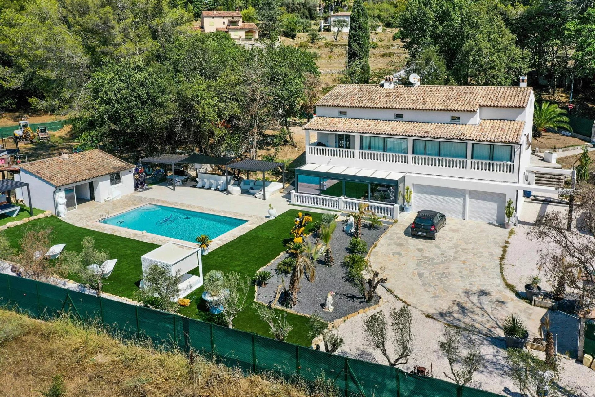 SPACIEUSE VILLA NEUVE DE 450 M2 - MOUGINS - CALME