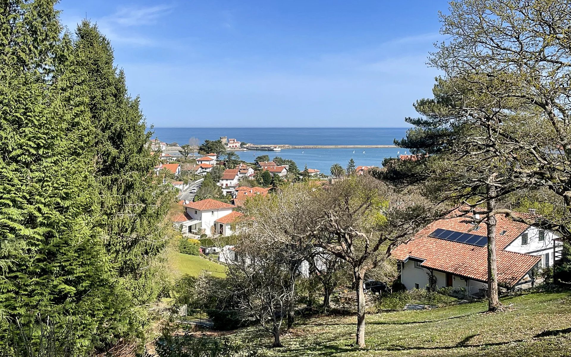 À VENDRE CIBOURE - MAISON BASQUE FACE A LA BAIE DE SAINT JEAN DE LUZ