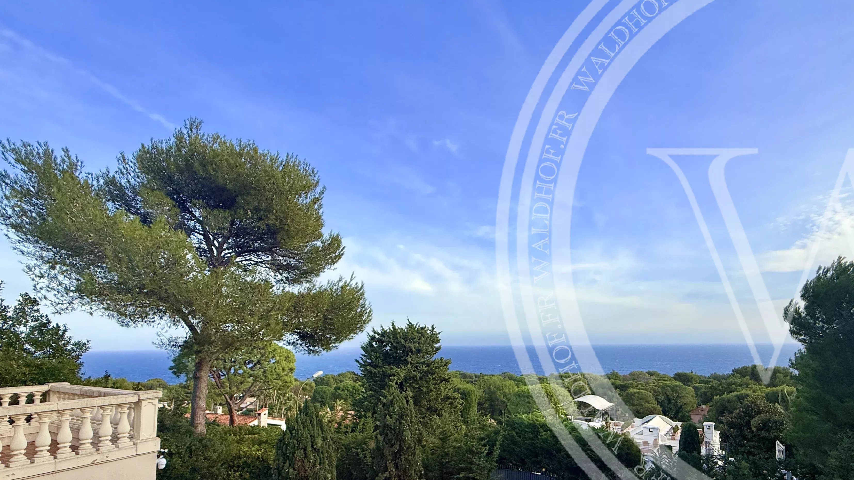 Saint-Jean-Cap-Ferrat - Villa avec vue panoramique sur la mer et potentiel exceptionnel