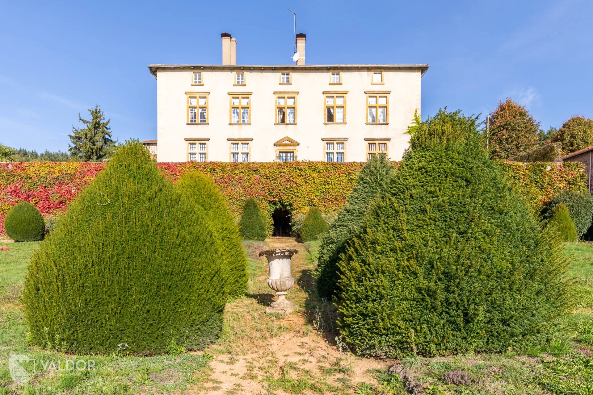 Demeure du XVI eme siècle avec domaine attenant