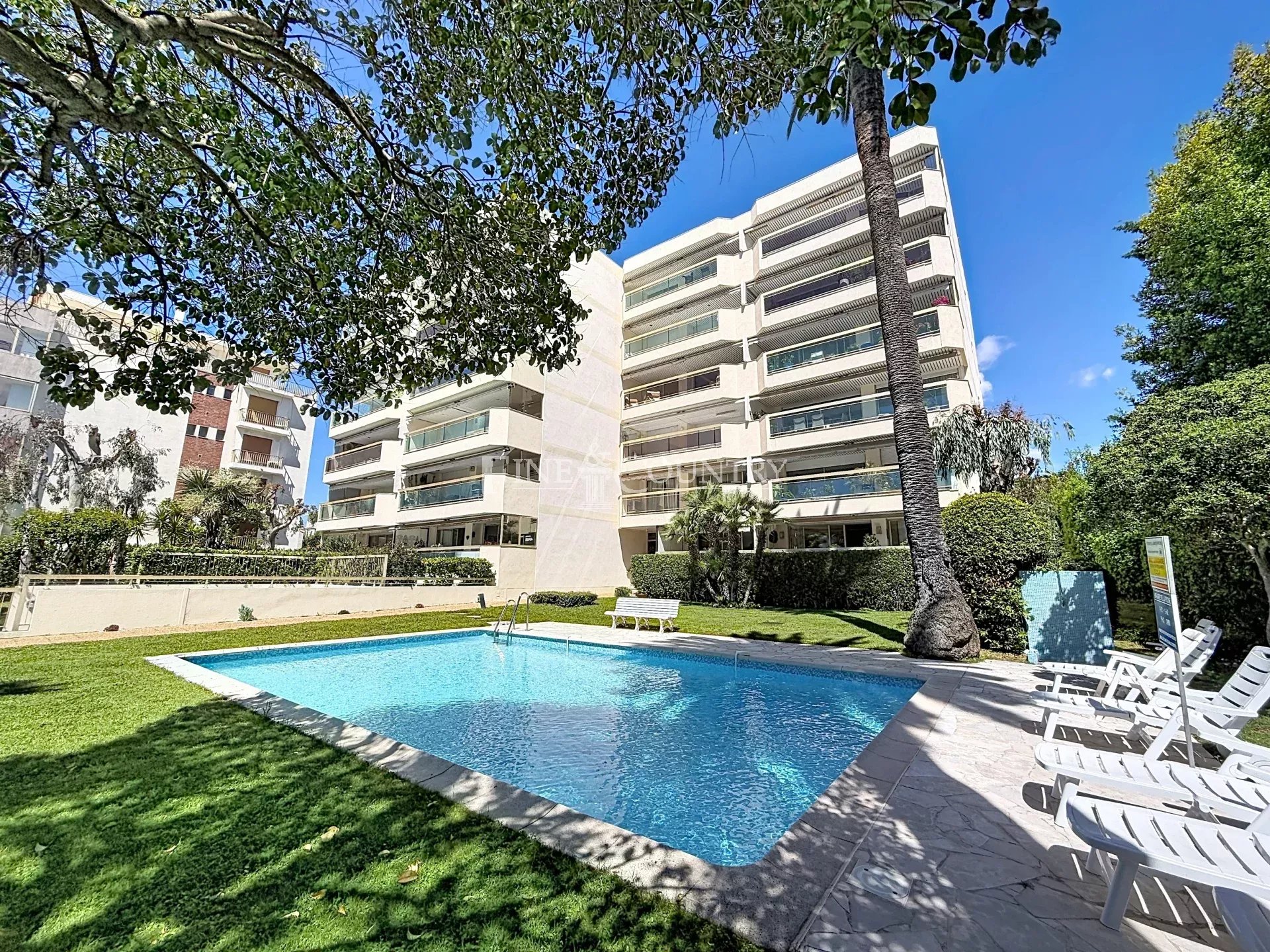 Photo of Apartment with Sea VIew and Pool For Sale in Palm Beach, Cannes