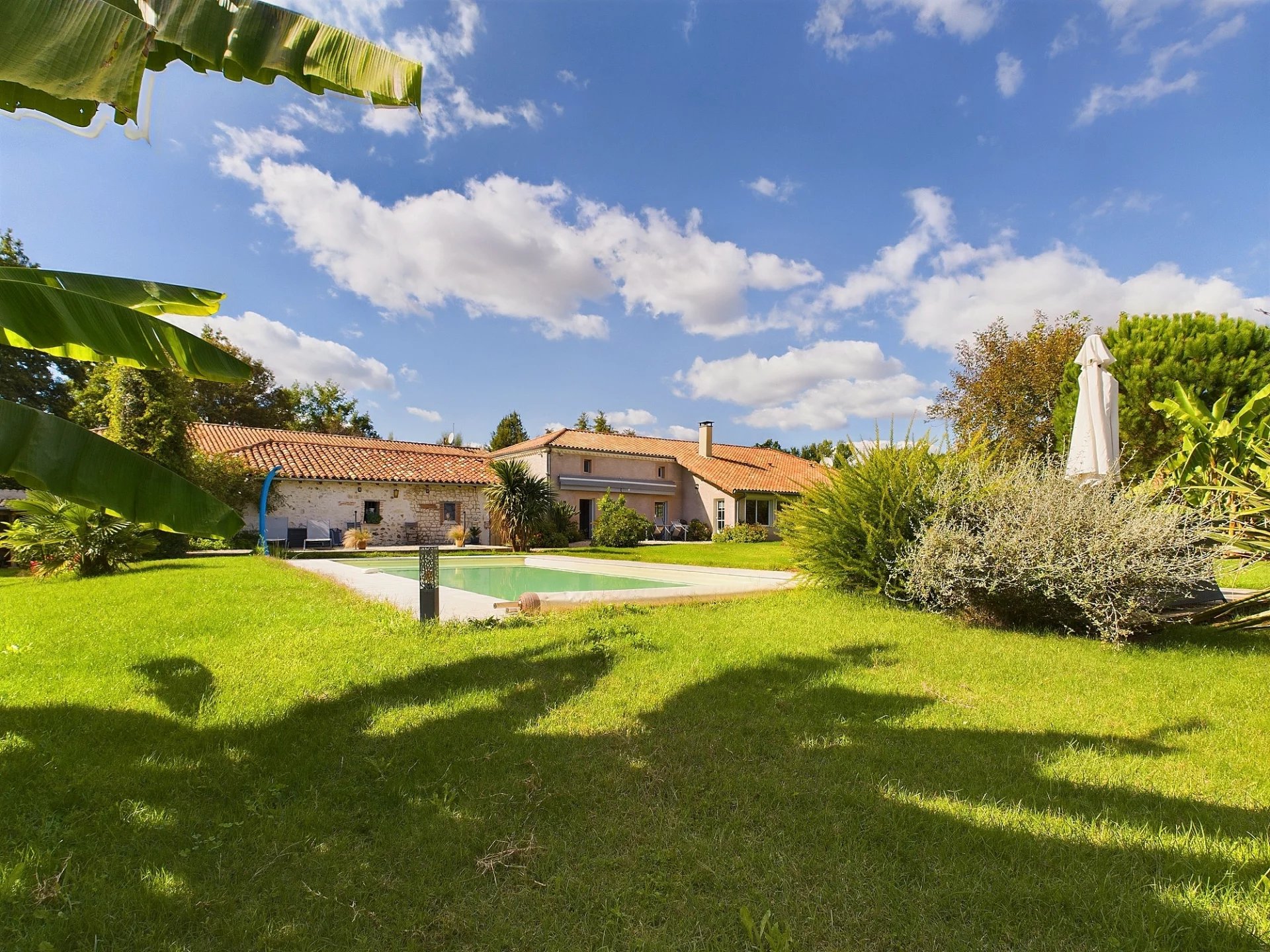 Belle propriété offrant une maison en pierre avec deux maisons d'amis, le tout sur 3,5 hectares de terrain en bordure de Lot