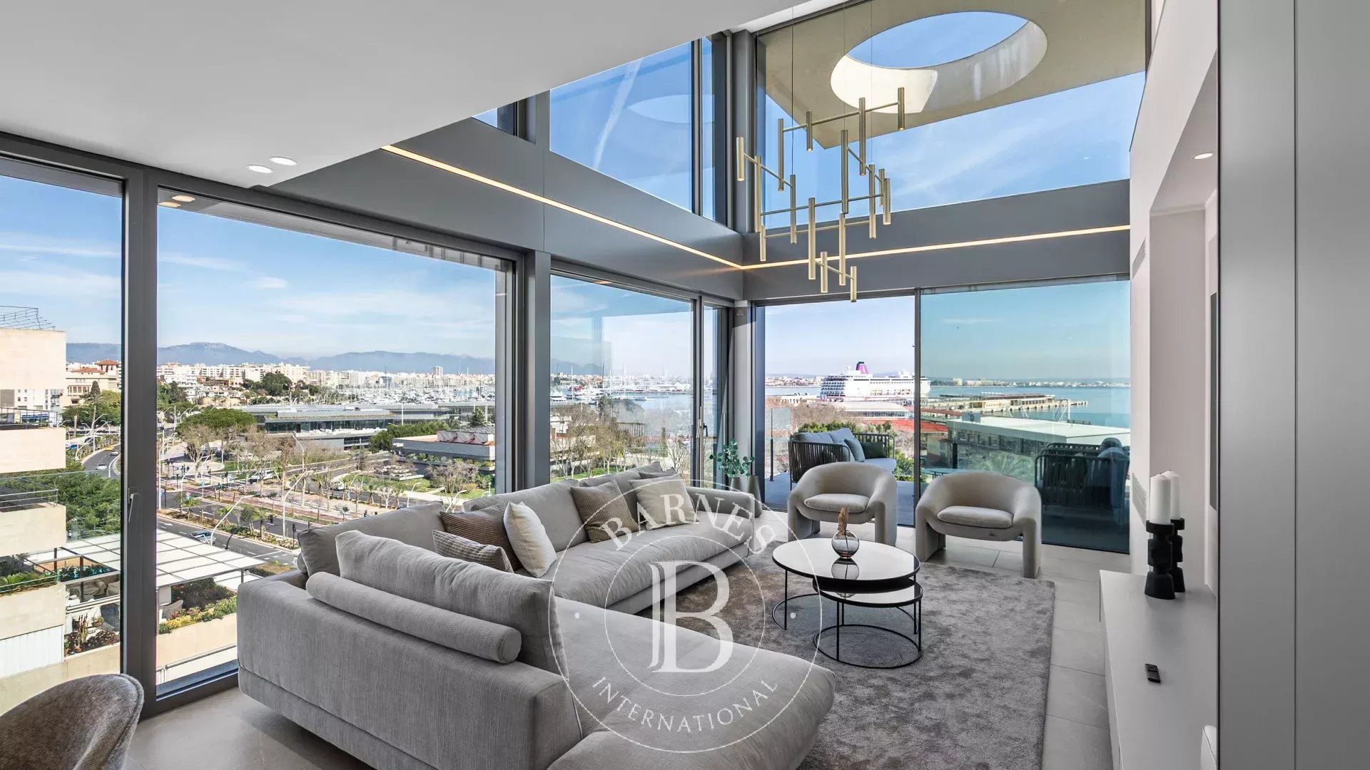 Luxury Frontline Penthouse with Sea and Harbour Views on Paseo Marítimo