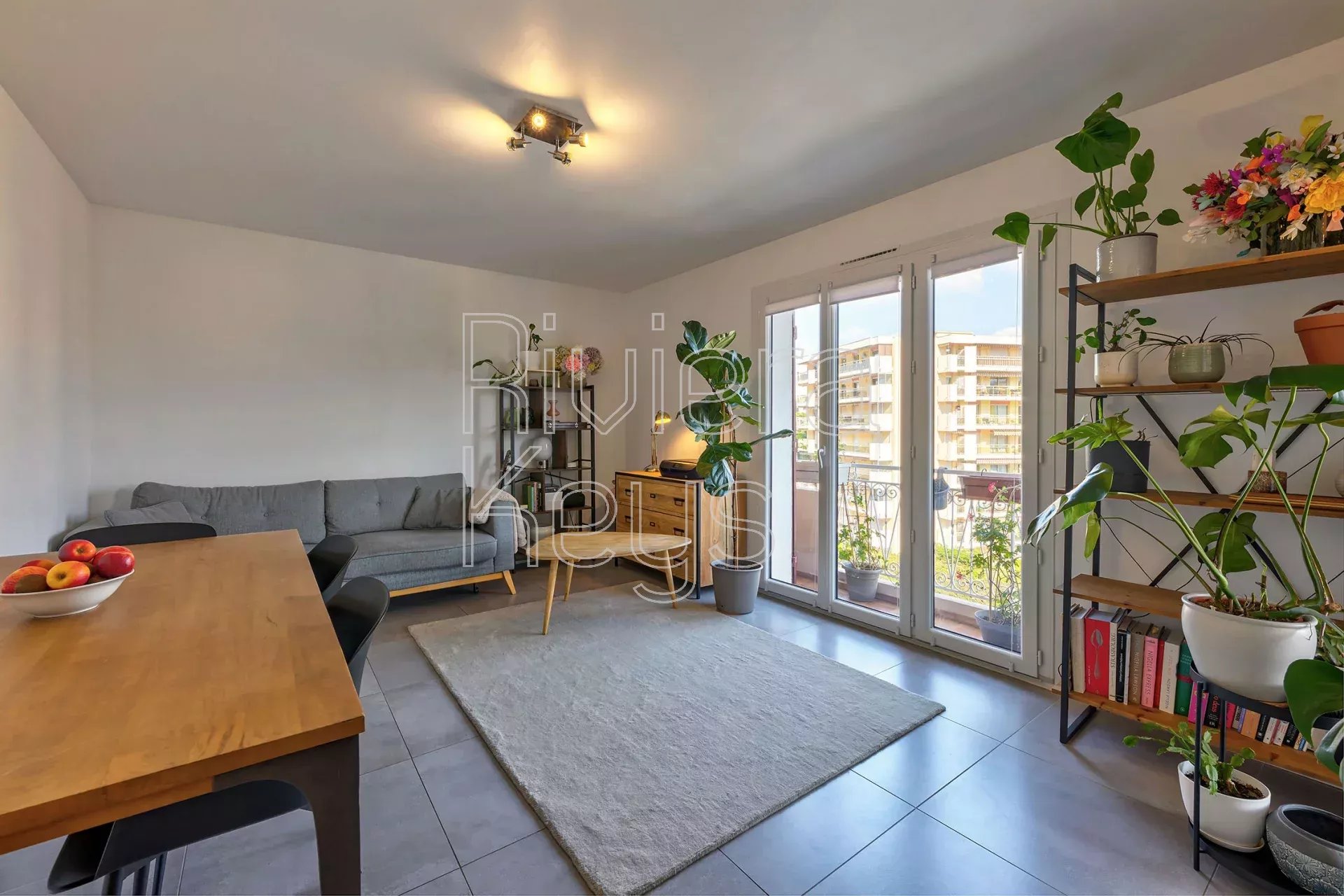 SAINT-RAPHAËL: 2-Bedroom Apartment on the Top Floor with Open View