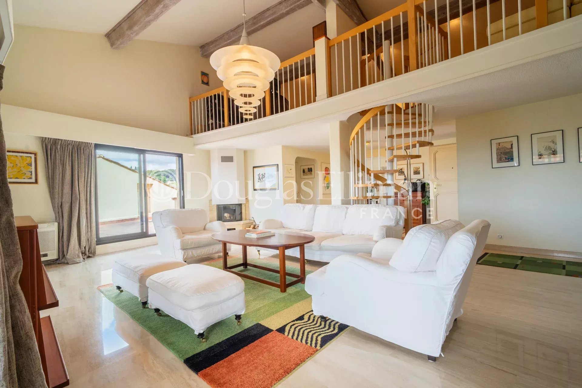 MOUGINS – Un élégant penthouse avec vue panoramique - Image nᵒ3