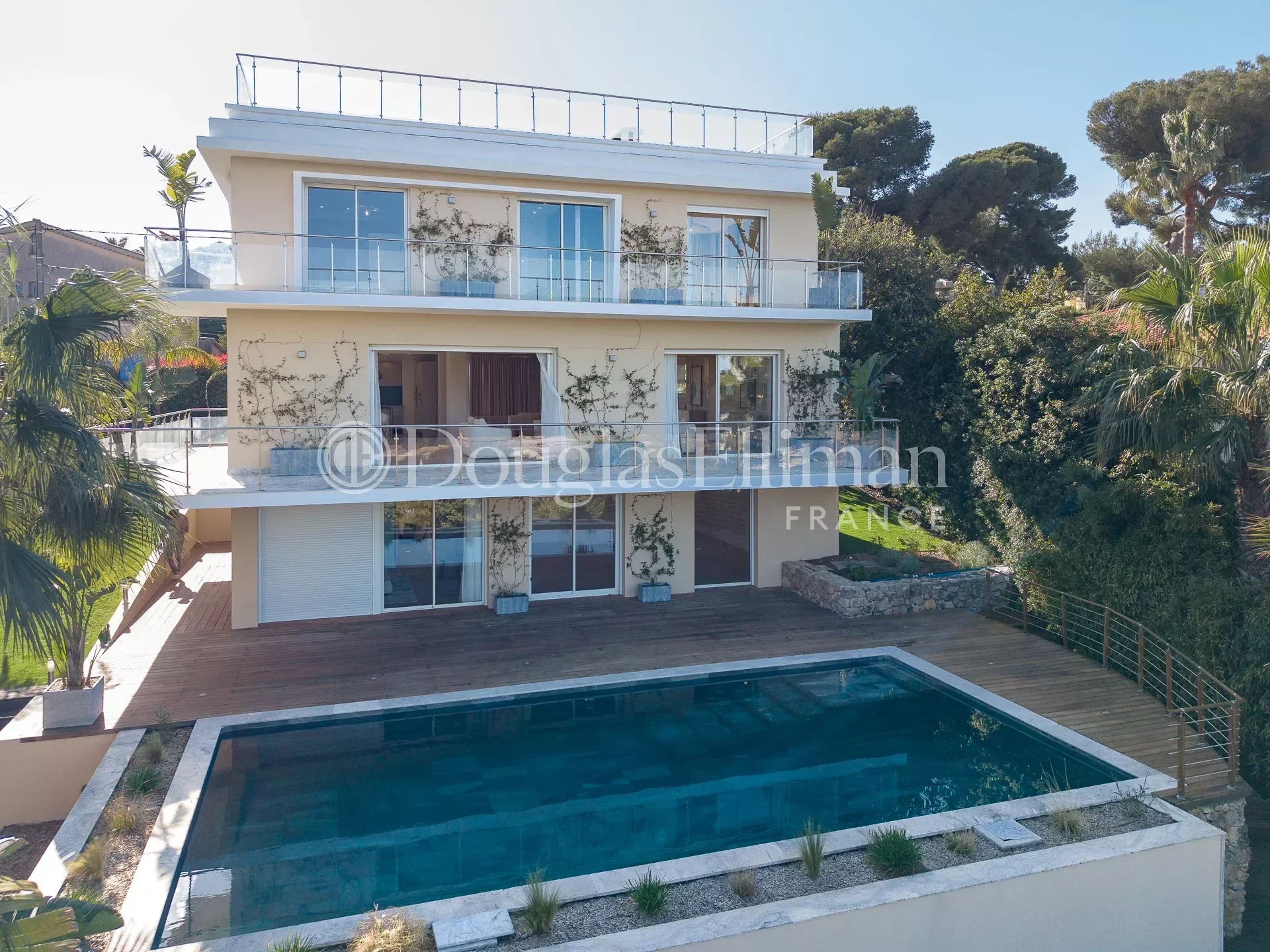 ANTIBES – Villa rénovée avec vue mer, piscine et jacuzzi - Image nᵒ2