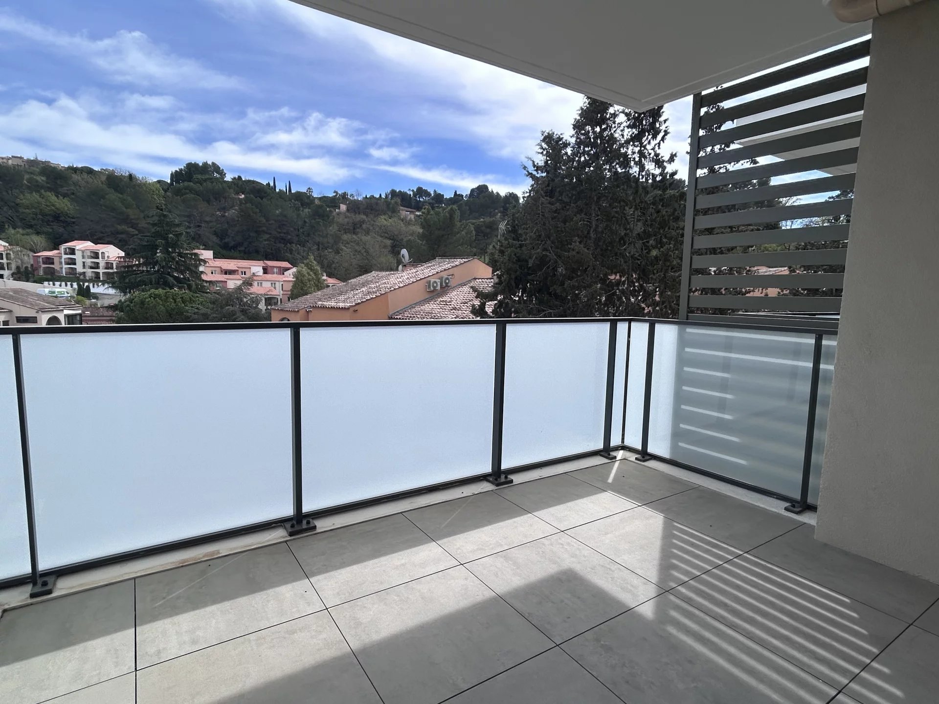 MOUGINS - Appartement 2 pièces avec terrasse et garage