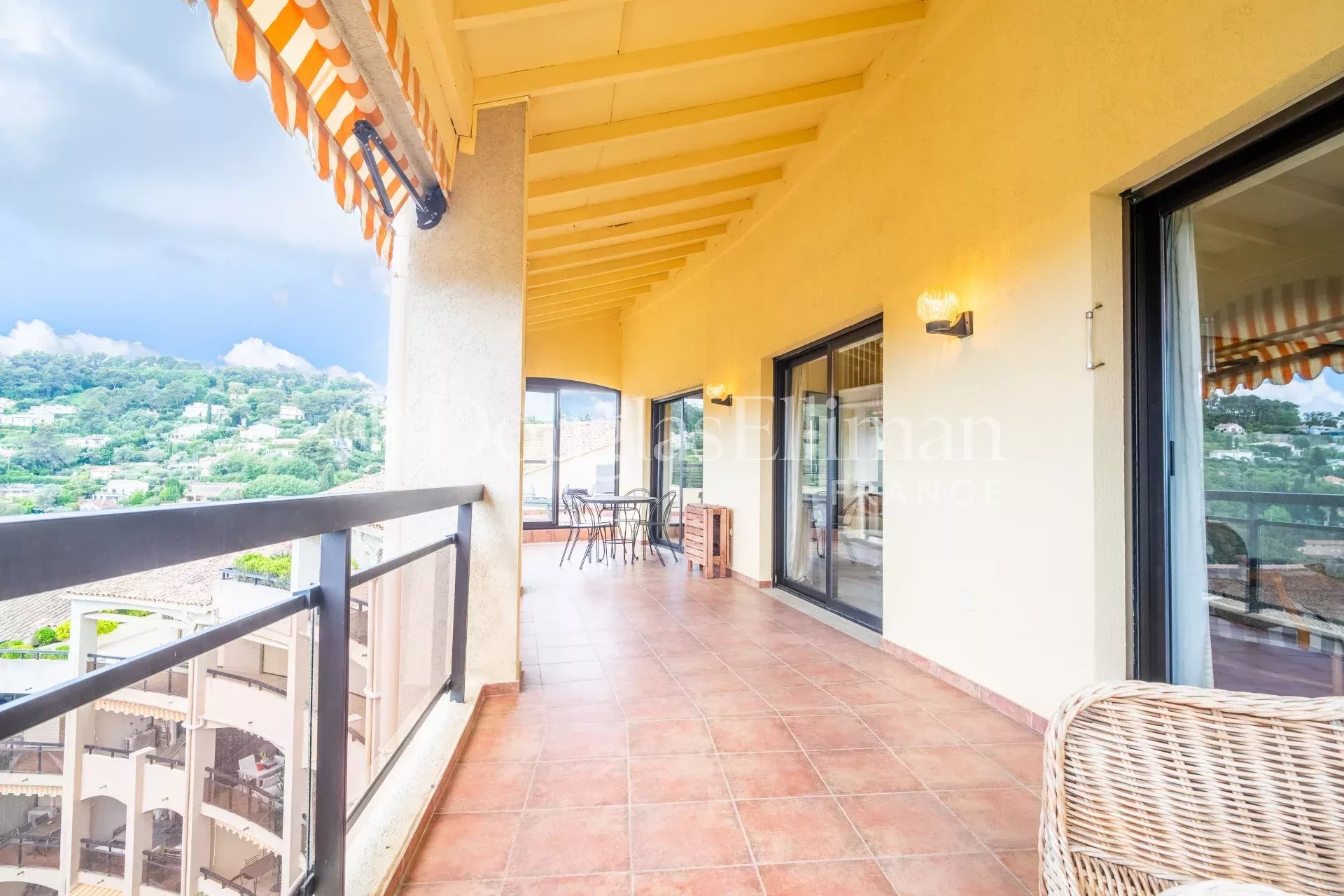 MOUGINS – Un élégant penthouse avec vue panoramique - Image nᵒ2