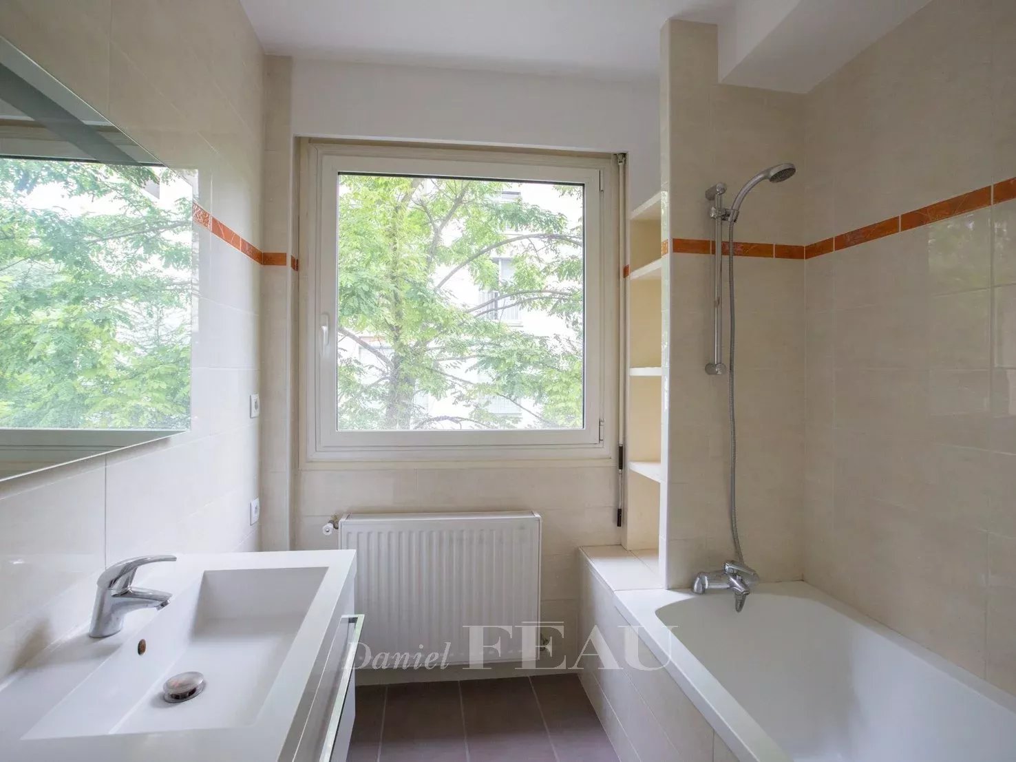 Bathroom Natural light Tile