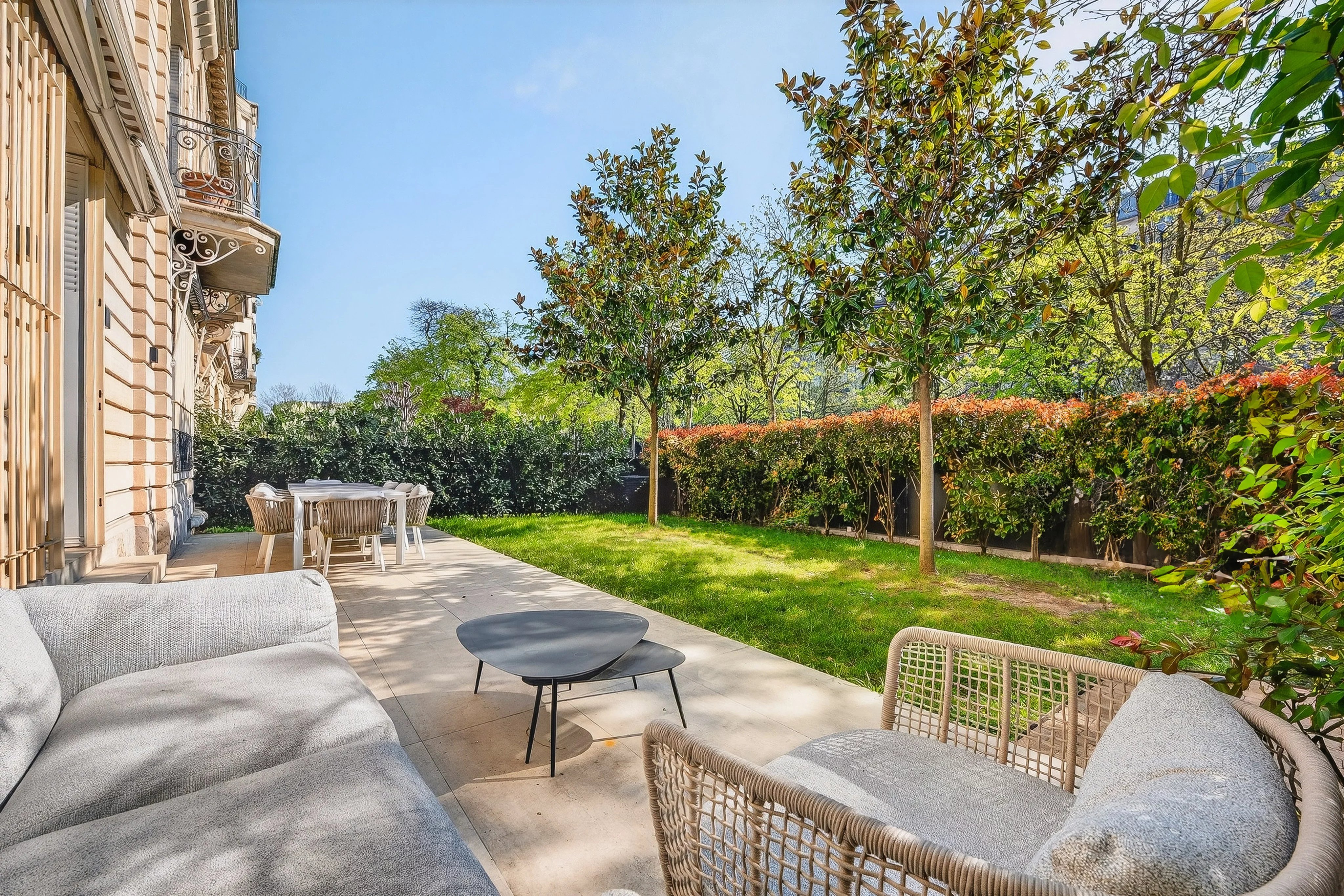 Avenue Georges Mandel — Élégant rez-de-jardin avec vue Tour Eiffel